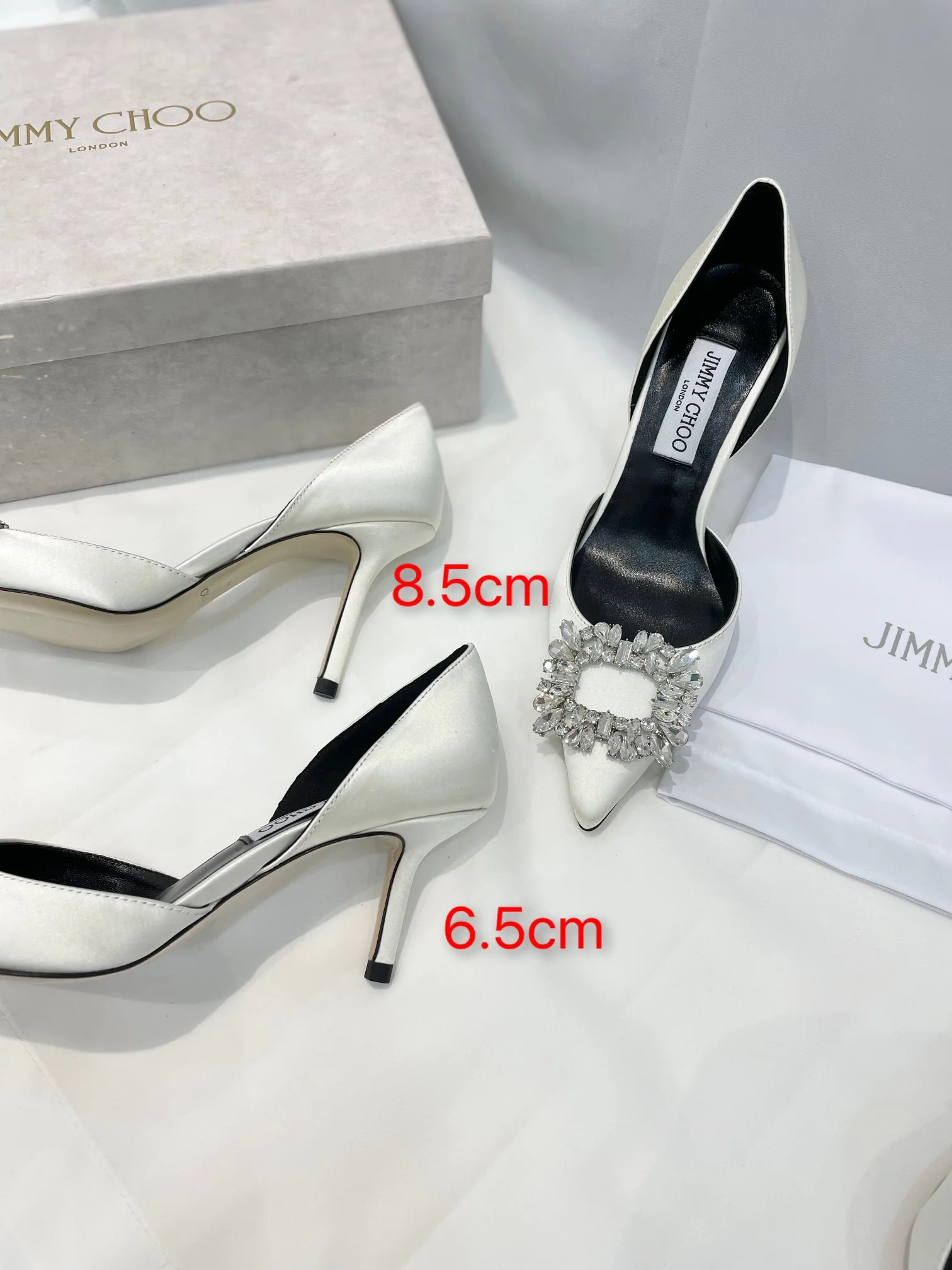 Серия Jimmy Goddess - Туфли на высоком каблуке с бриллиантовой пряжкой - Белые - 1