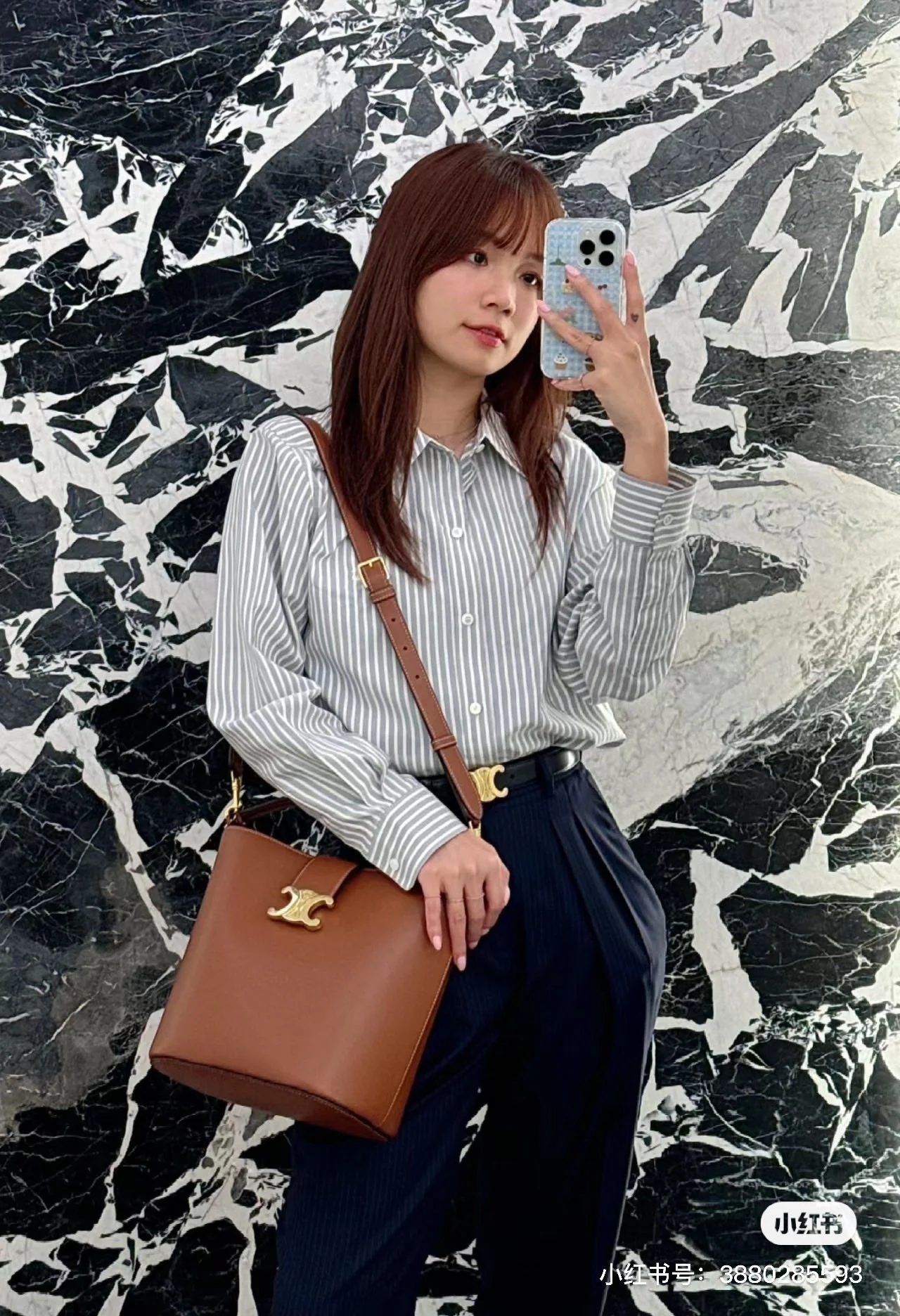 Кожаная сумка-ведро Celine Triomphe - коричневая