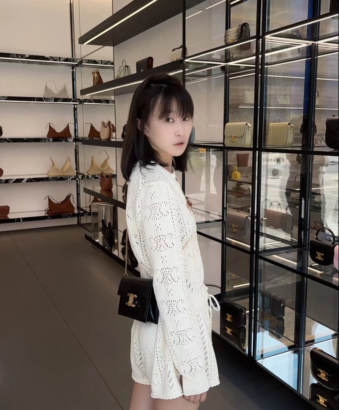 Сумка Celine Soir Triomphe WOC из кожи с цепочкой, осень/зима 2023, черная.