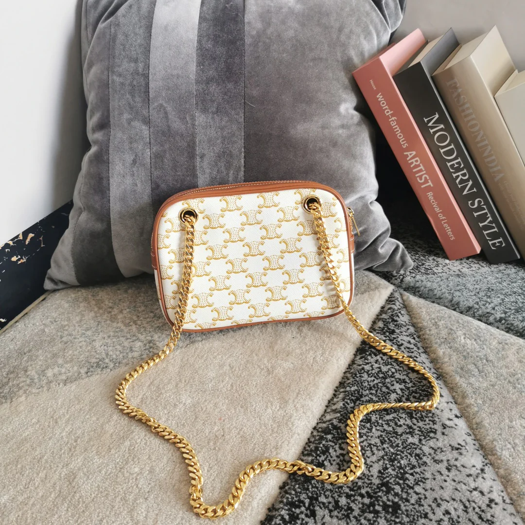 Маленькая сумка Celine Patapans с логотипом, белая.