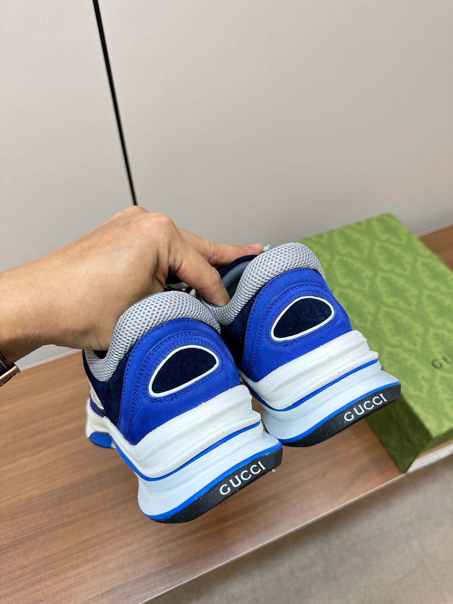 Новинка осенне-зимней коллекции Gucci 2023 — Кроссовки из однотонного вязаного кроя — Унисекс — Синие
