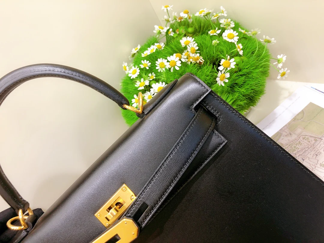 Сумка Hermes Kelly 28 Box из кожи, черная, с золотой пряжкой.