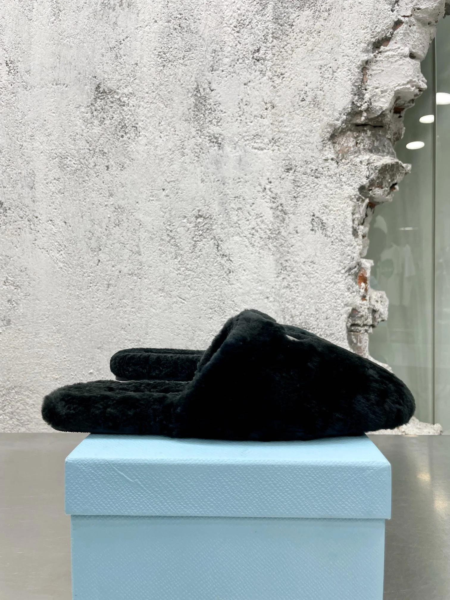 Новинка сезона осень/зима 2022 от Prada — Пушистые балетки — Стиль знаменитостей