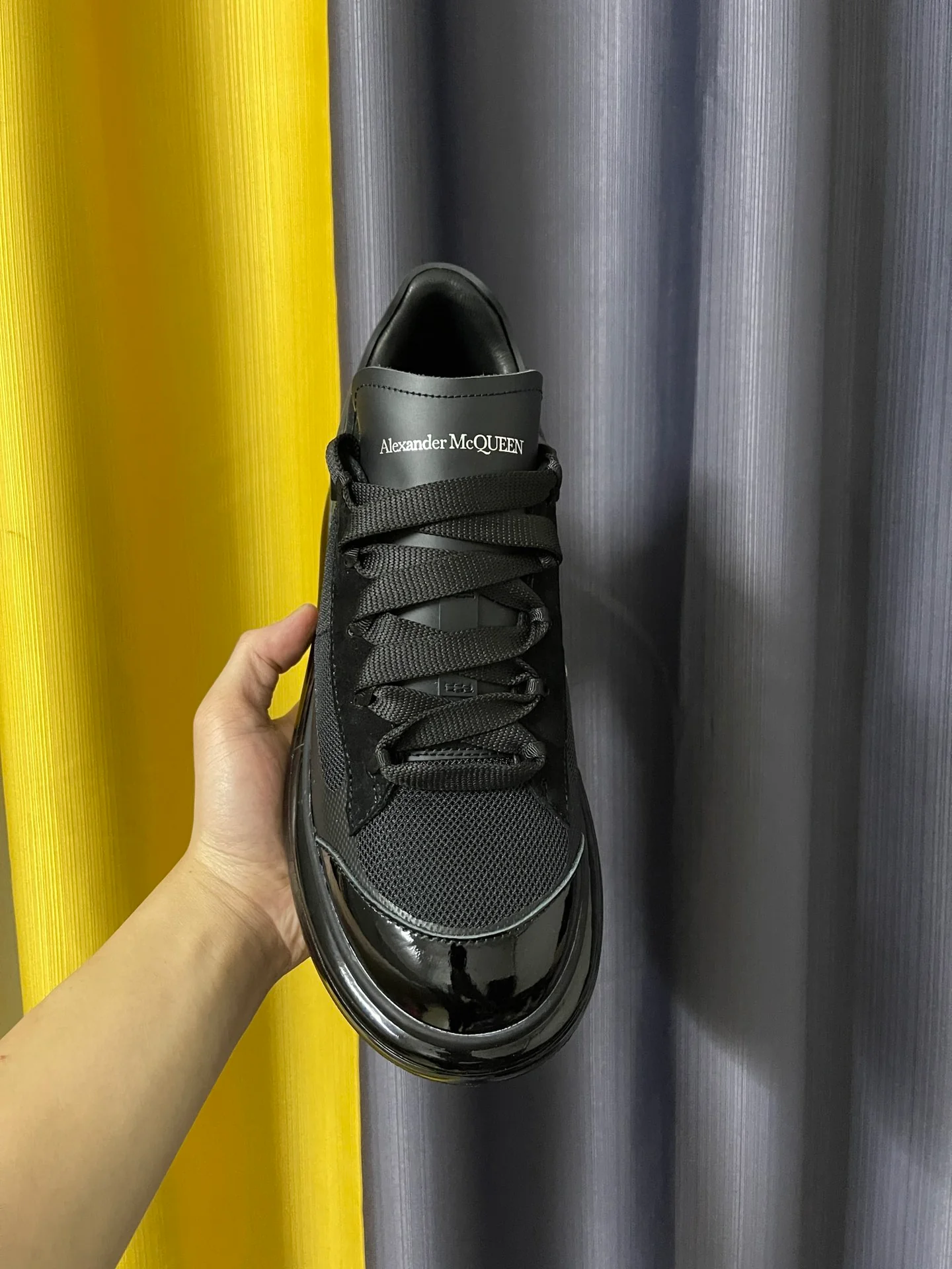 Классические белые кроссовки McQueen - унисекс - черная воздушная подушка