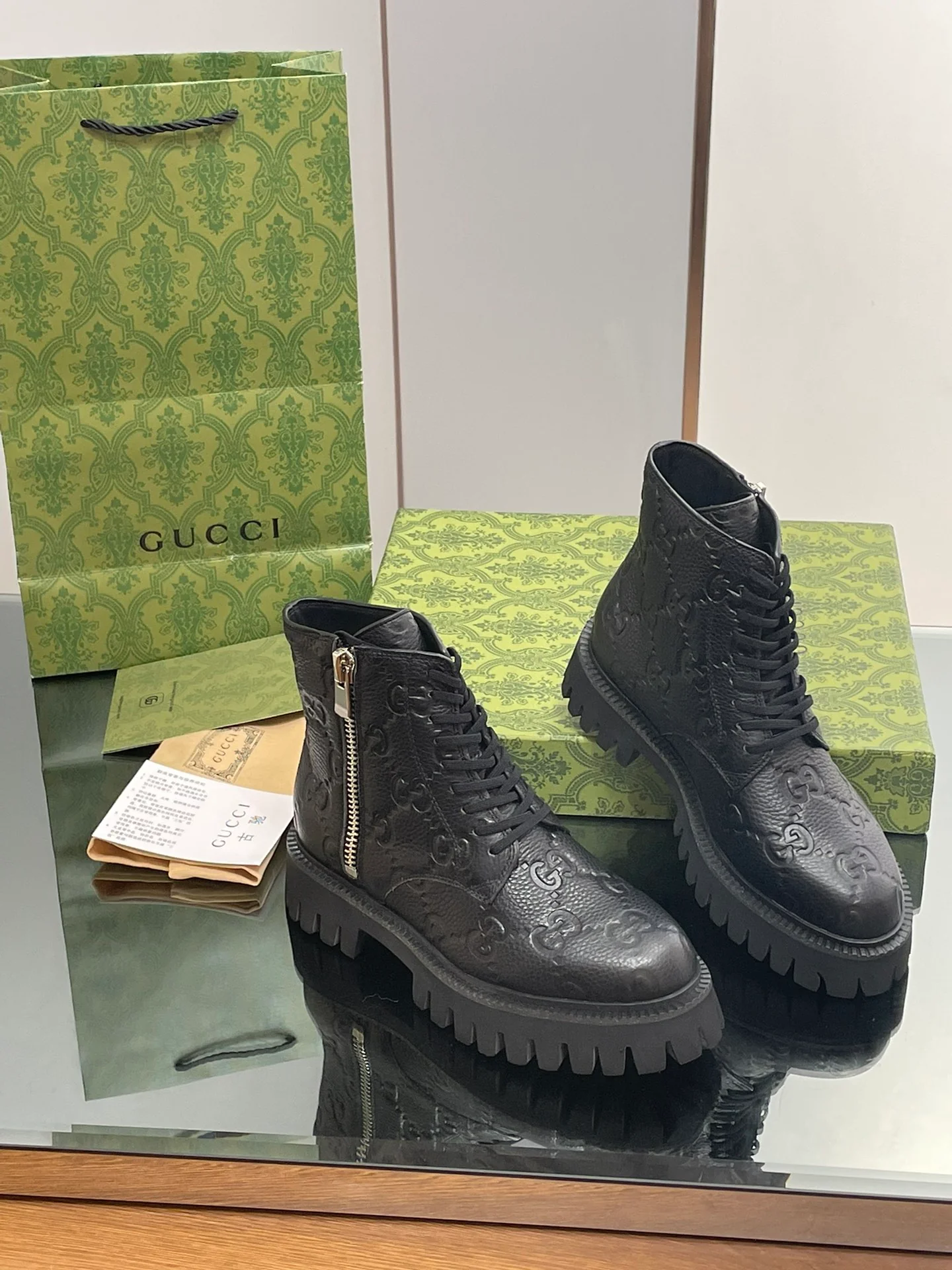 Новинка сезона осень/зима 2023 от Gucci - Ботильоны с тиснением Double G - Черные