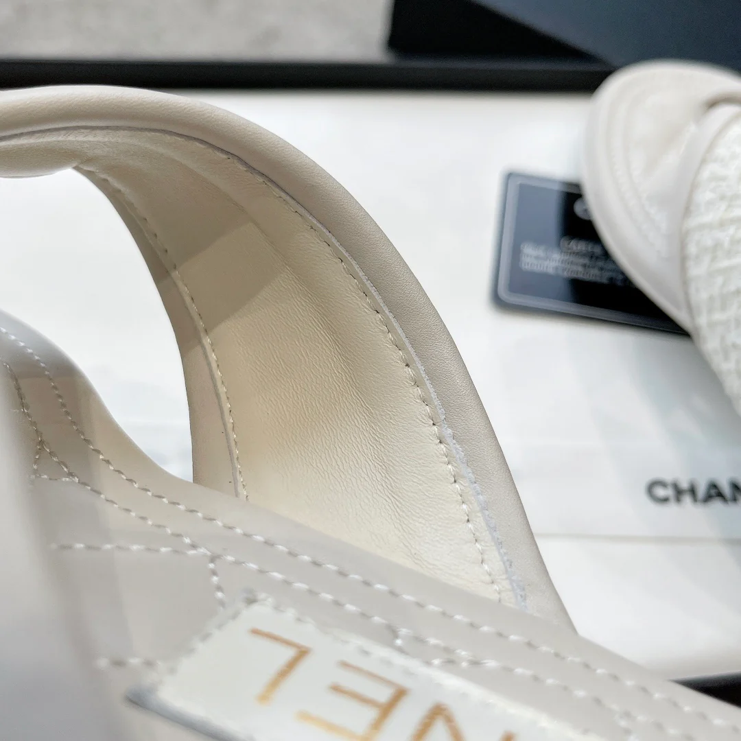 Новинка сезона весна/лето 2023 от Chanel - шерстяные тапочки с вышитым ромбовидным узором - белые.