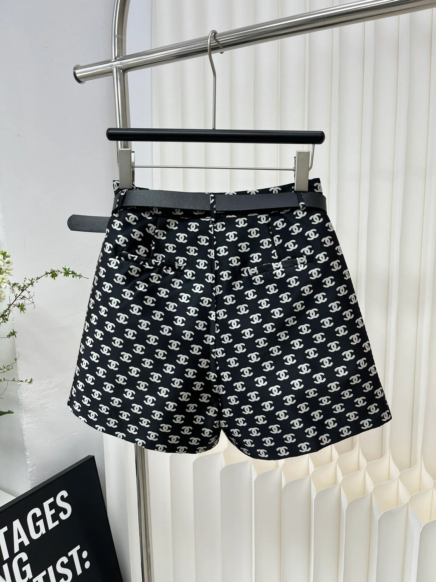 Классические жаккардовые шорты Chanel 2403 с буквенным рисунком - черные.