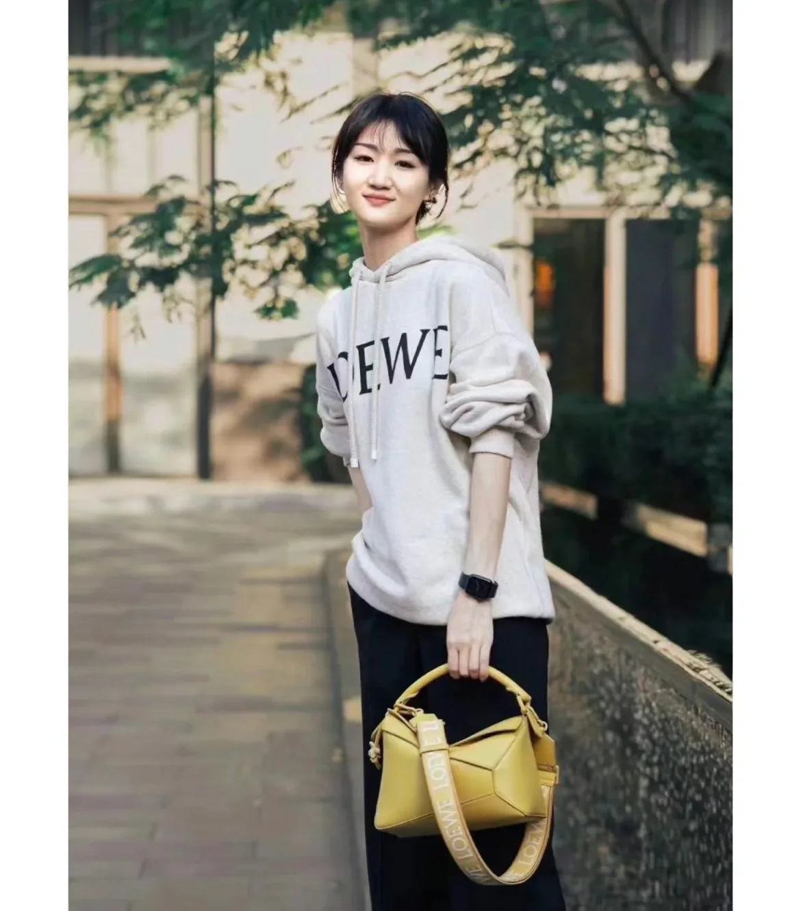 Сумка Loewe Puzzle Geometric с плечевым ремнем в виде буквы — желтая.