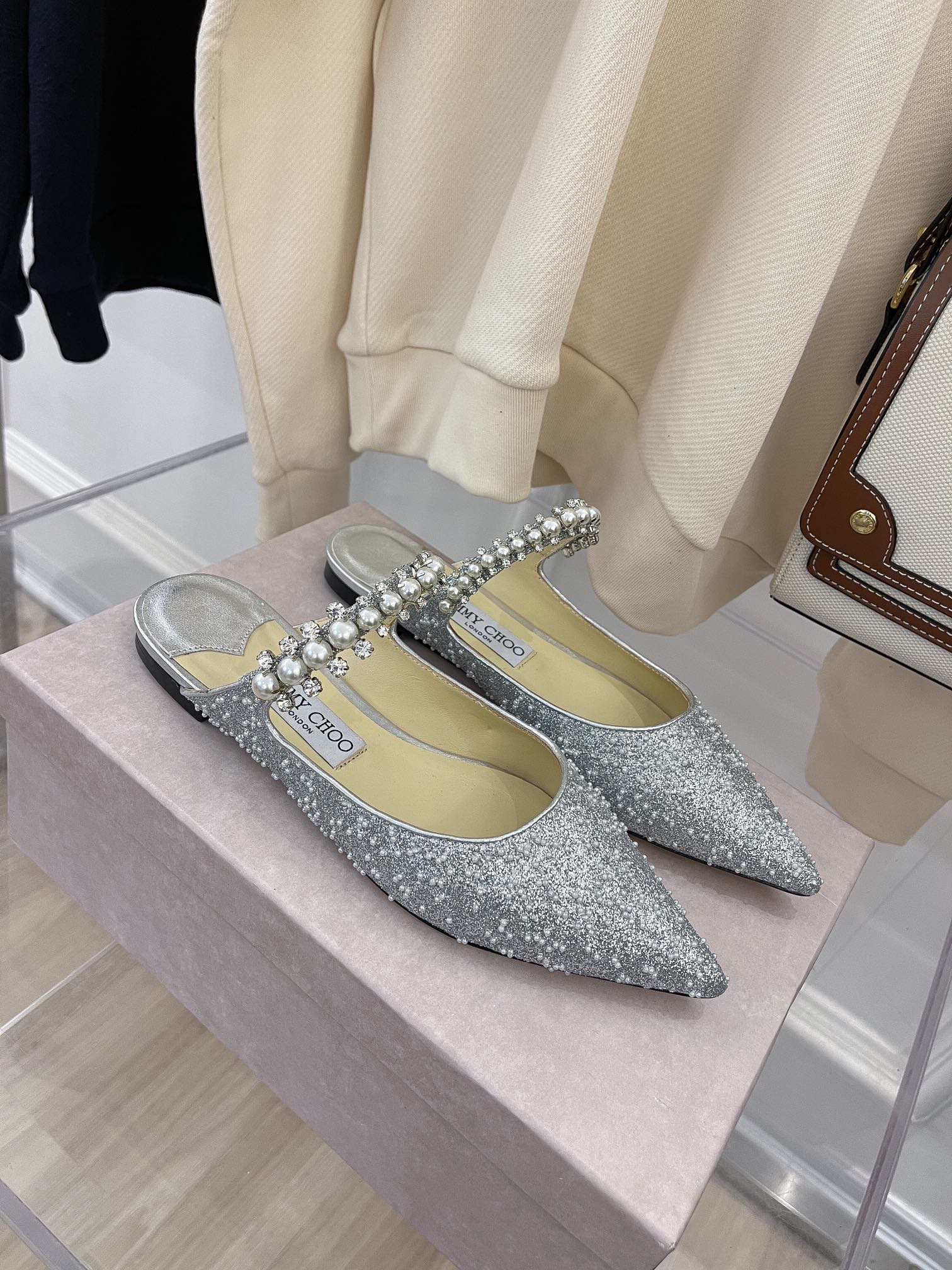 Сандалии на низком каблуке с цепочкой и жемчужной отделкой от Jimmy Pearl - 1