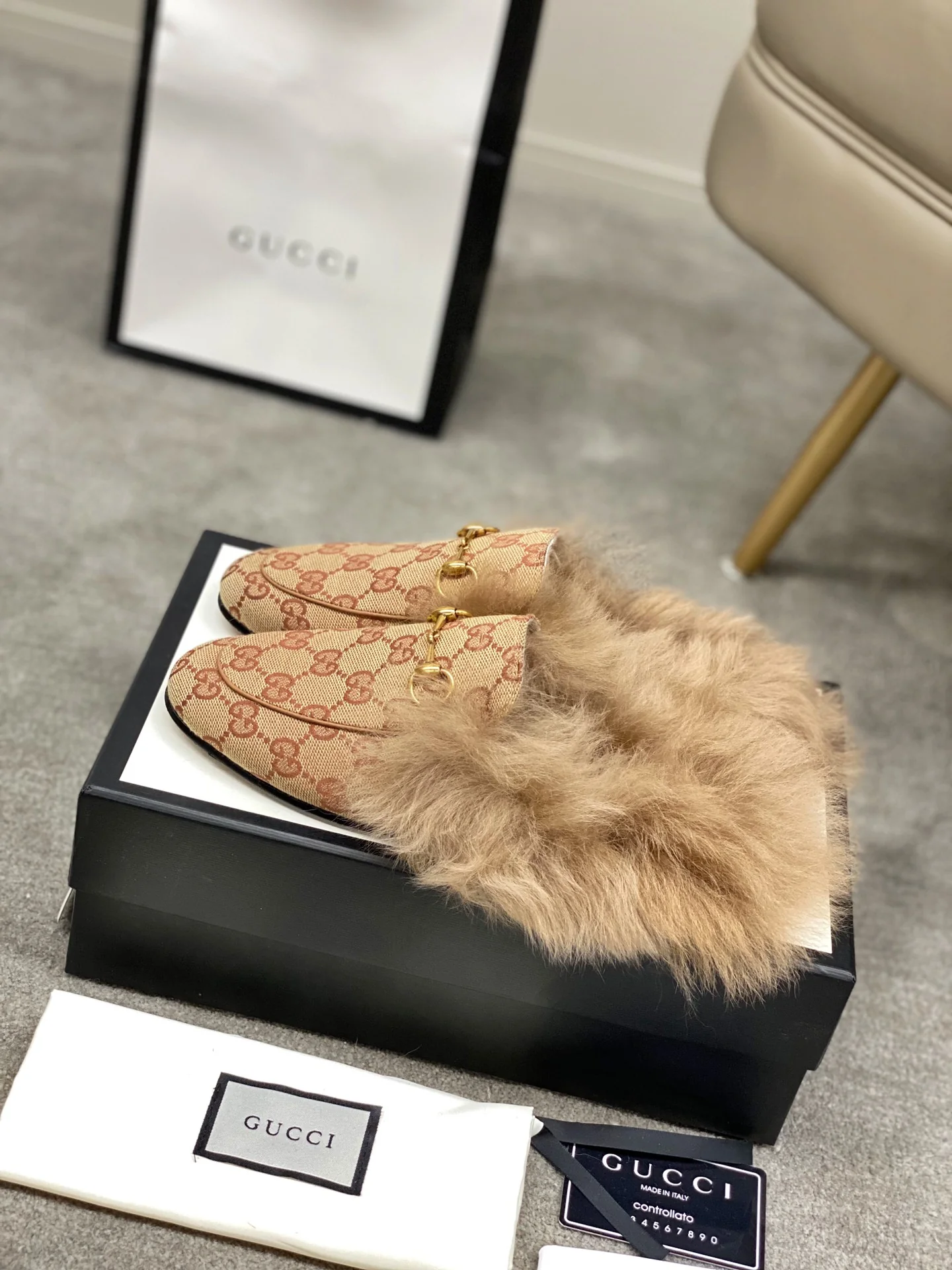 Бутик Gucci 2020 - Последние модели с подиума - Меховые тапочки - Монограммный узор - 1