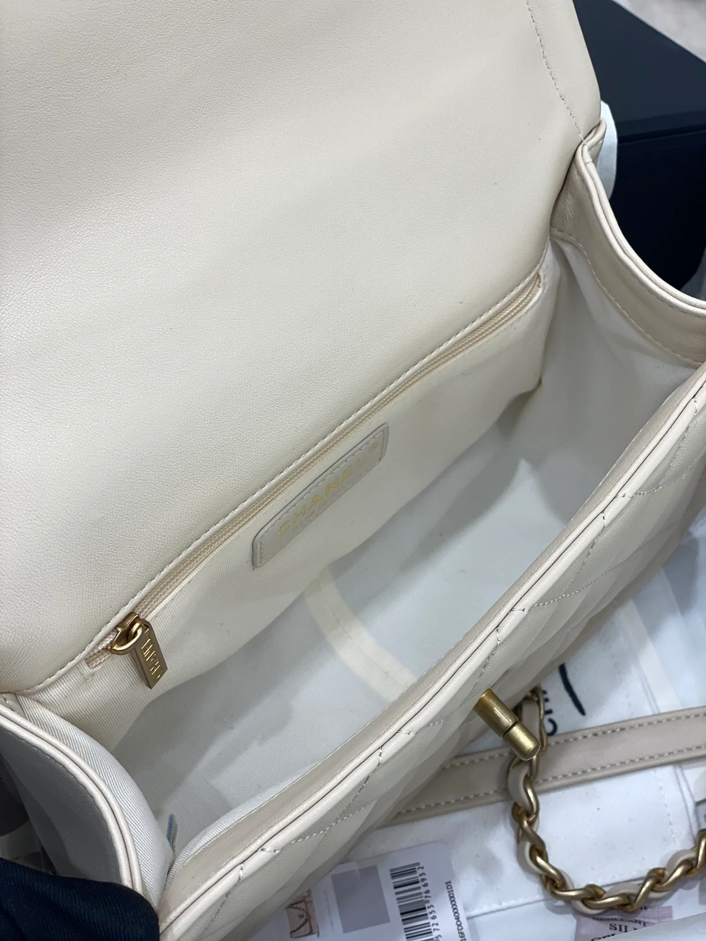 Классическая коллекция Chanel CF - Новинка сезона осень/зима 2020 - Кожа ягненка с золотой фурнитурой - Белый