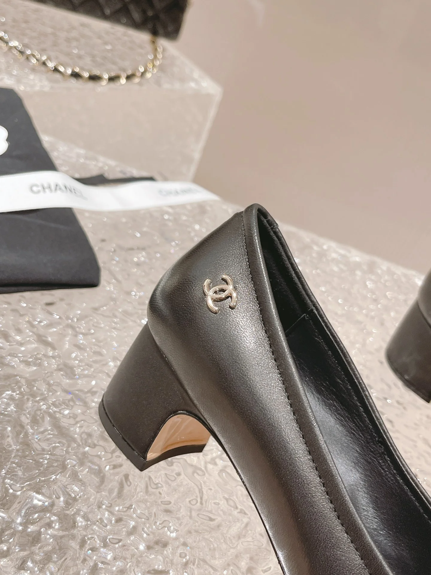 Новинка 2023 года от Chanel - Туфли на низком каблуке с жемчужным верхом - Черные