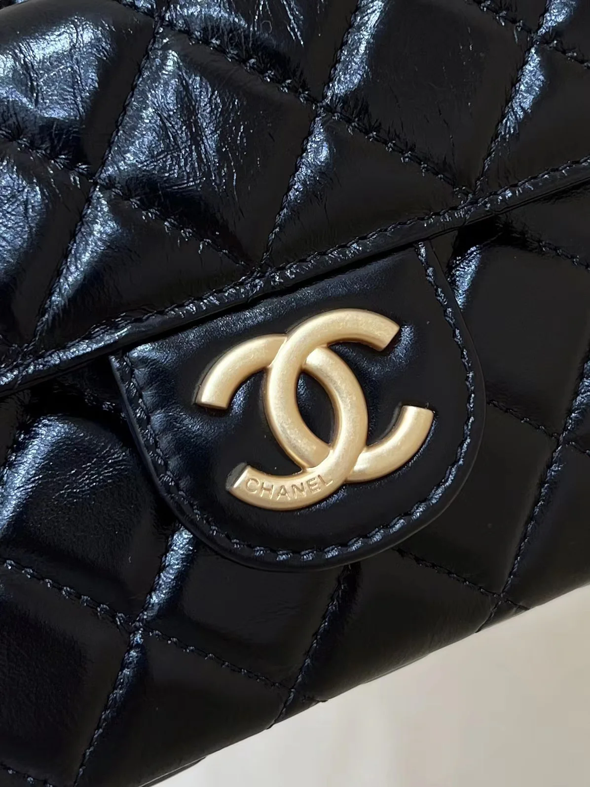 Сумка-хобо Chanel 23c из коллекции ?Ранняя весна? — черная кожа, обработанная маслом.