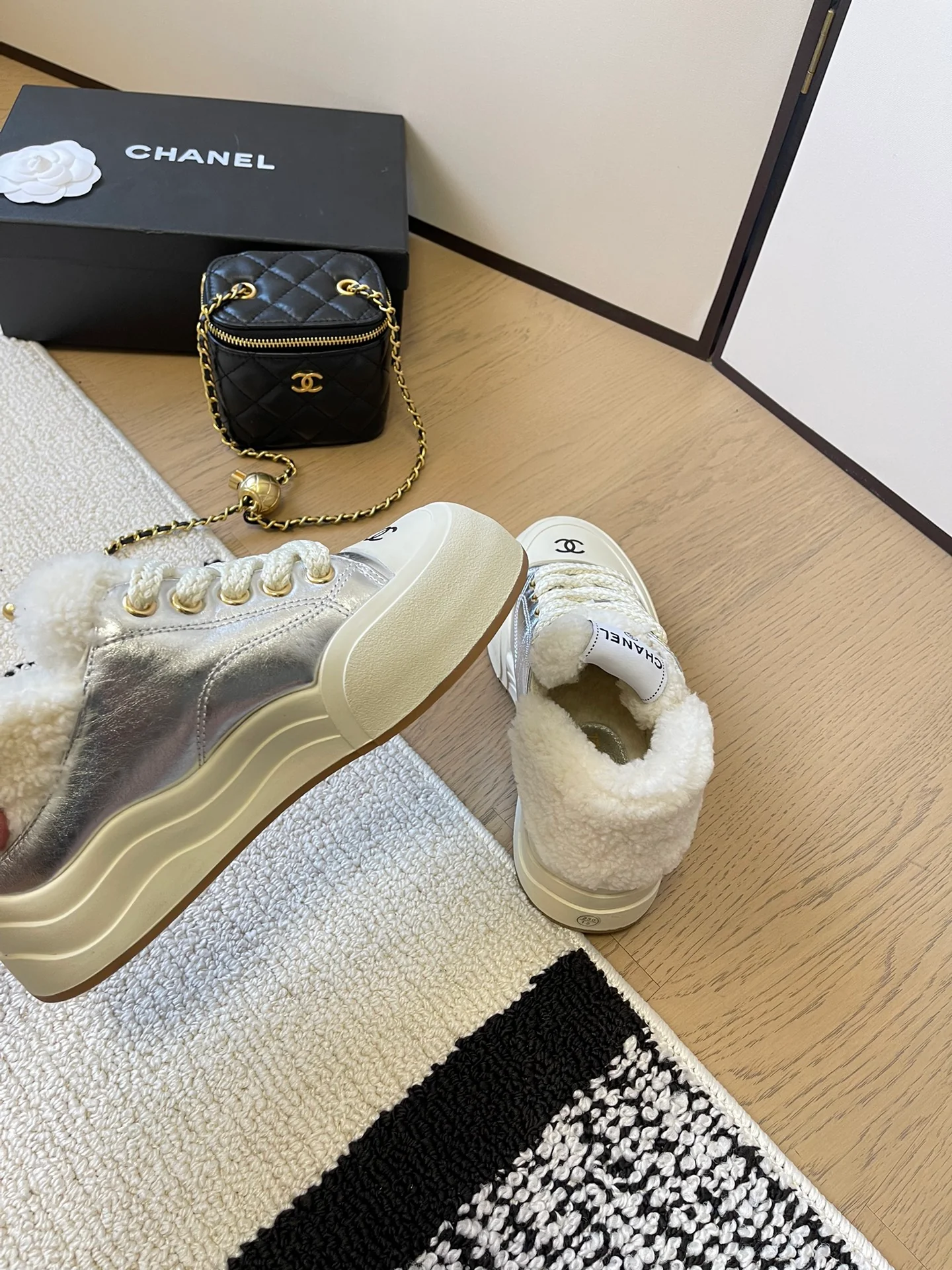 Повседневные шерстяные туфли Chanel 2024 - серебристые