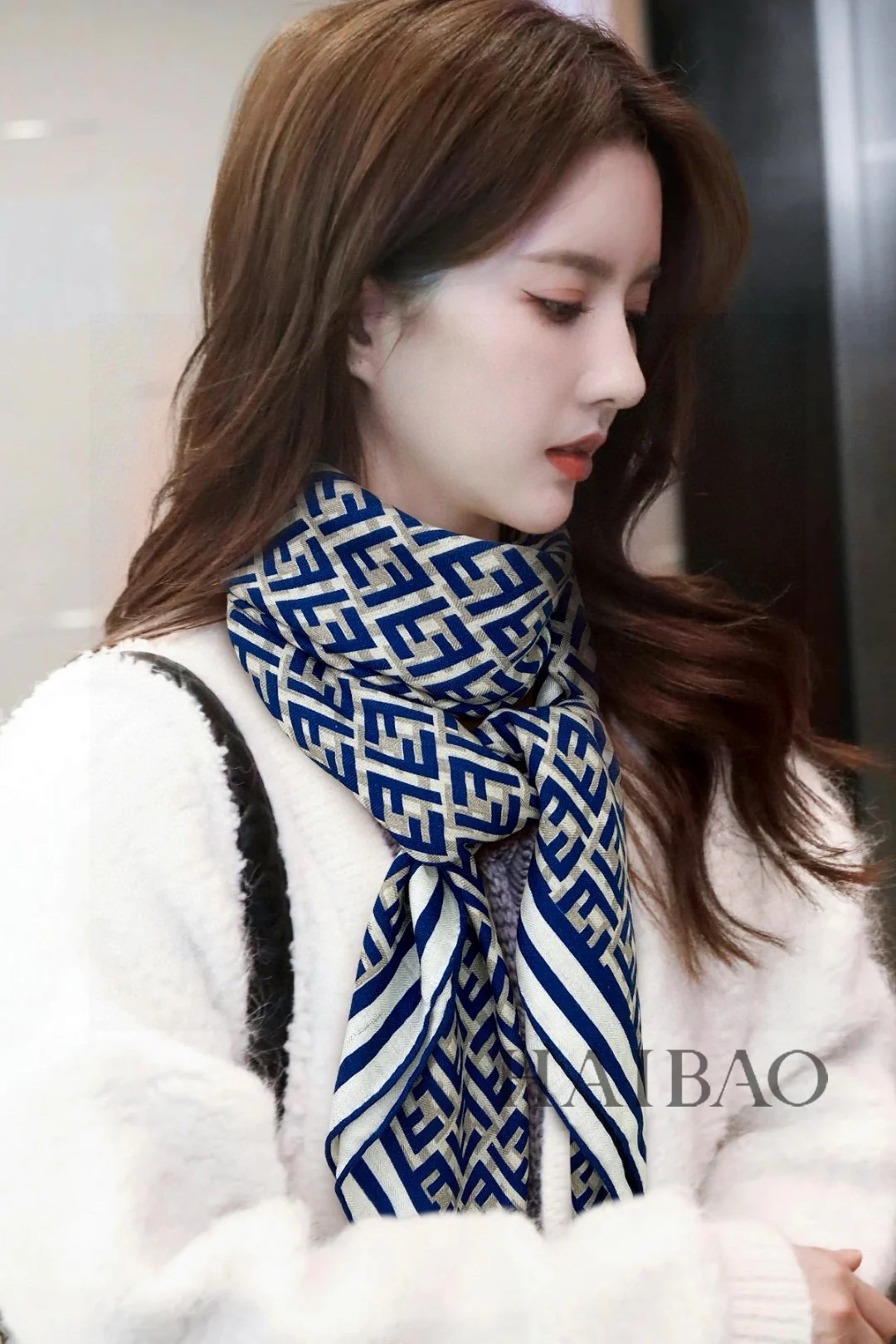 Большой носовой платок Fendi 2024 с логотипом по всей поверхности — два цвета.