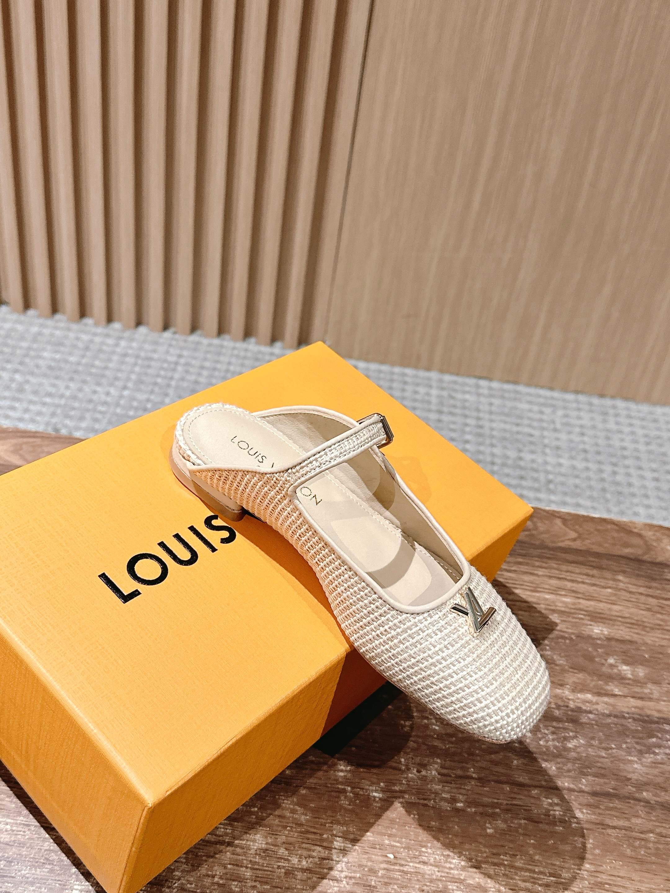 LV - Закрытые домашние тапочки - Бежевые