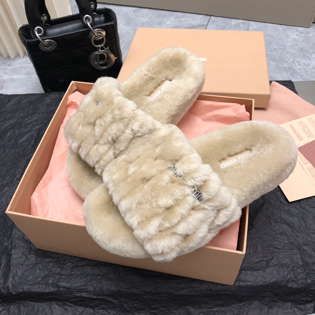 Новинка осенне-зимней коллекции Miu Miu 2023 — Пушистые и мягкие шерстяные тапочки — Абрикосовый цвет