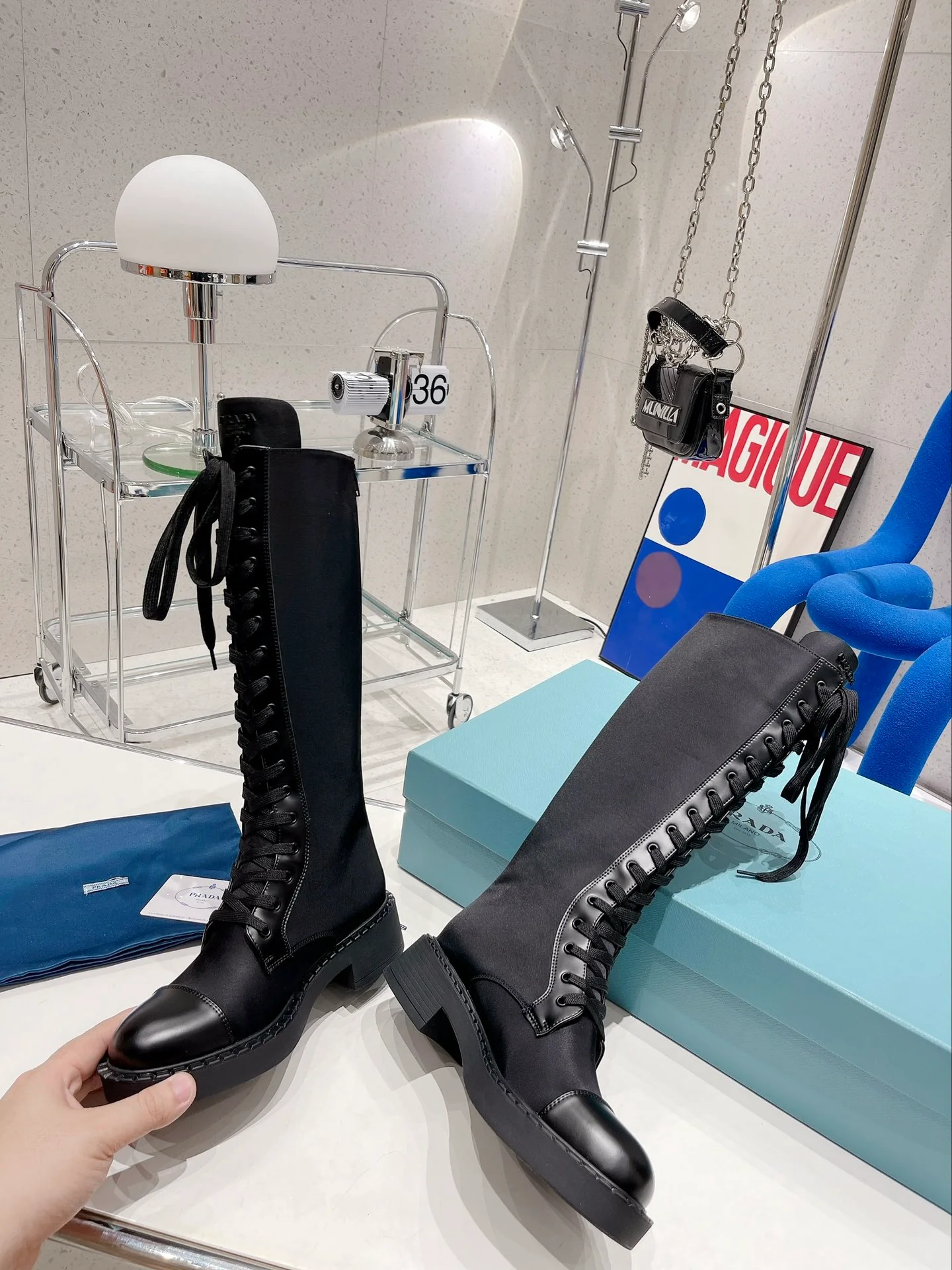 Prada, подиумный показ 2022 года - высокие сапоги - 1