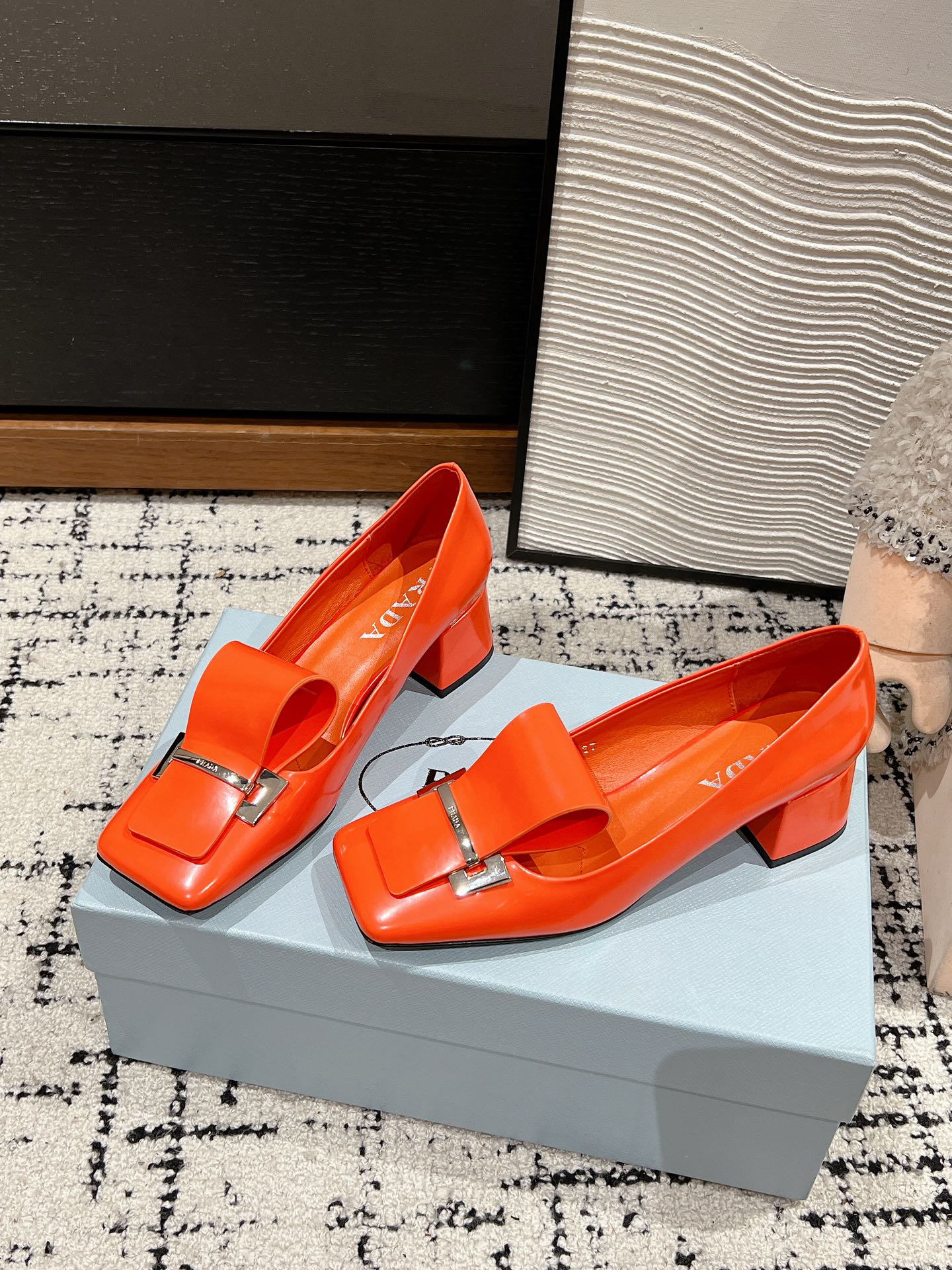Туфли-мэри-джейн на массивном каблуке Prada 2024 года - оранжевые.