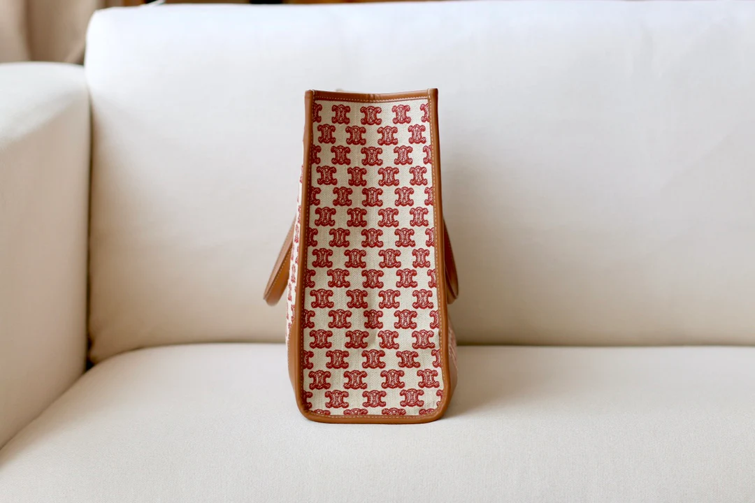 Сумка Celine Cabas Triomphe с вышивкой, горизонтальная.