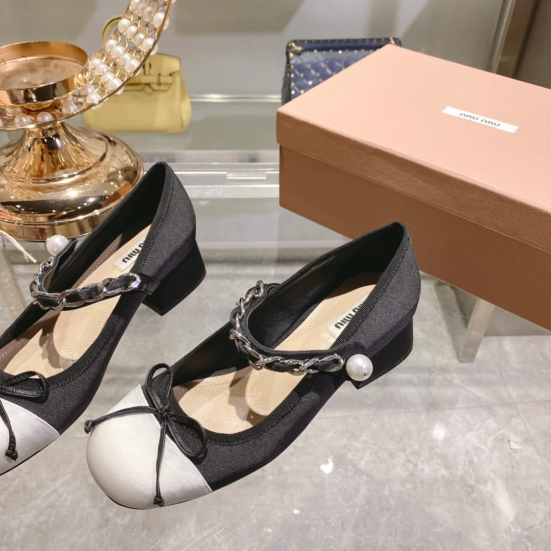 Весенняя коллекция Miu Miu 2023 - Шелковые туфли на низком каблуке с квадратным носком - Черные