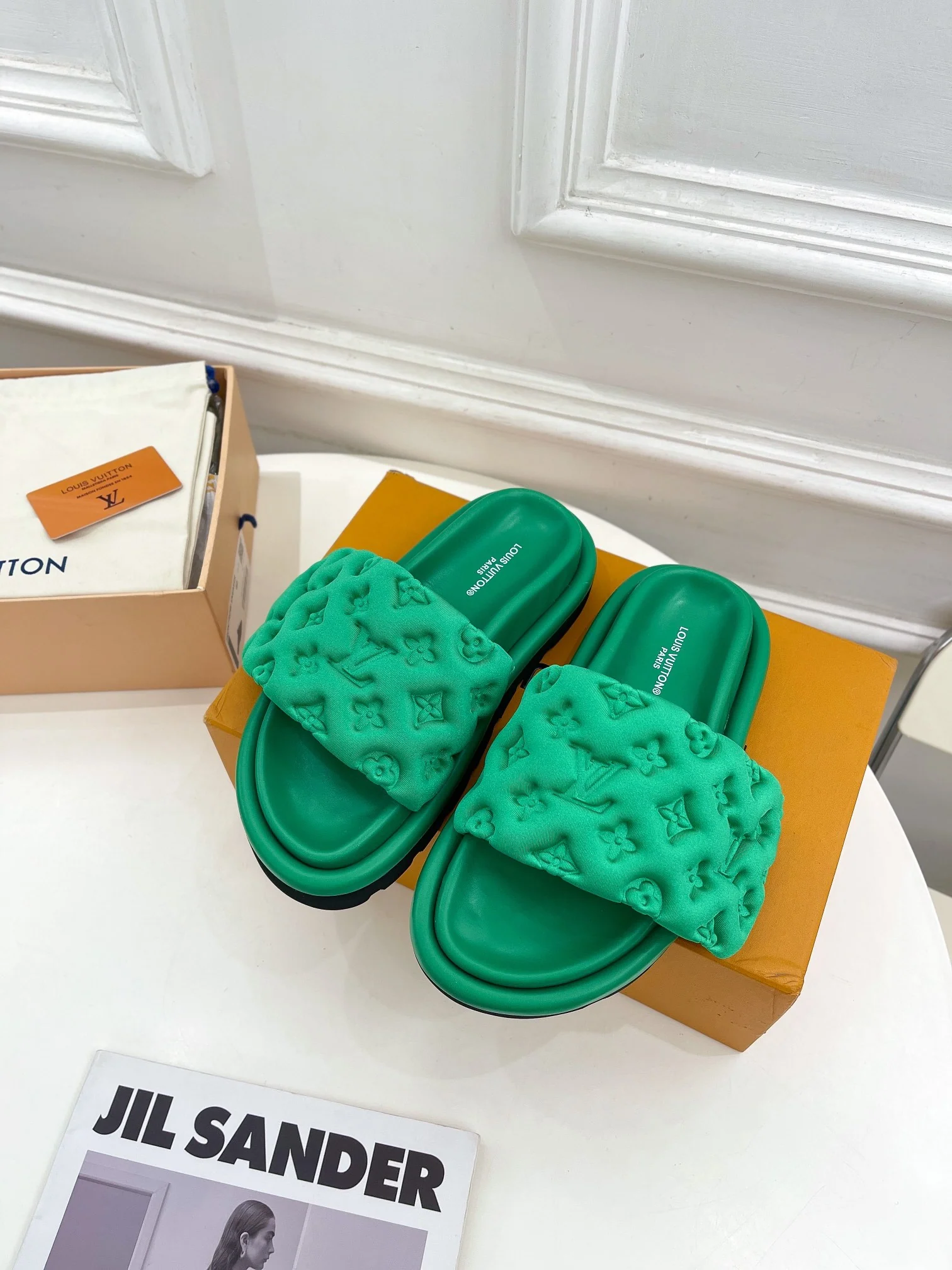 Новинка сезона весна/лето 2023 от LV - Тисненые тапочки - Зеленые