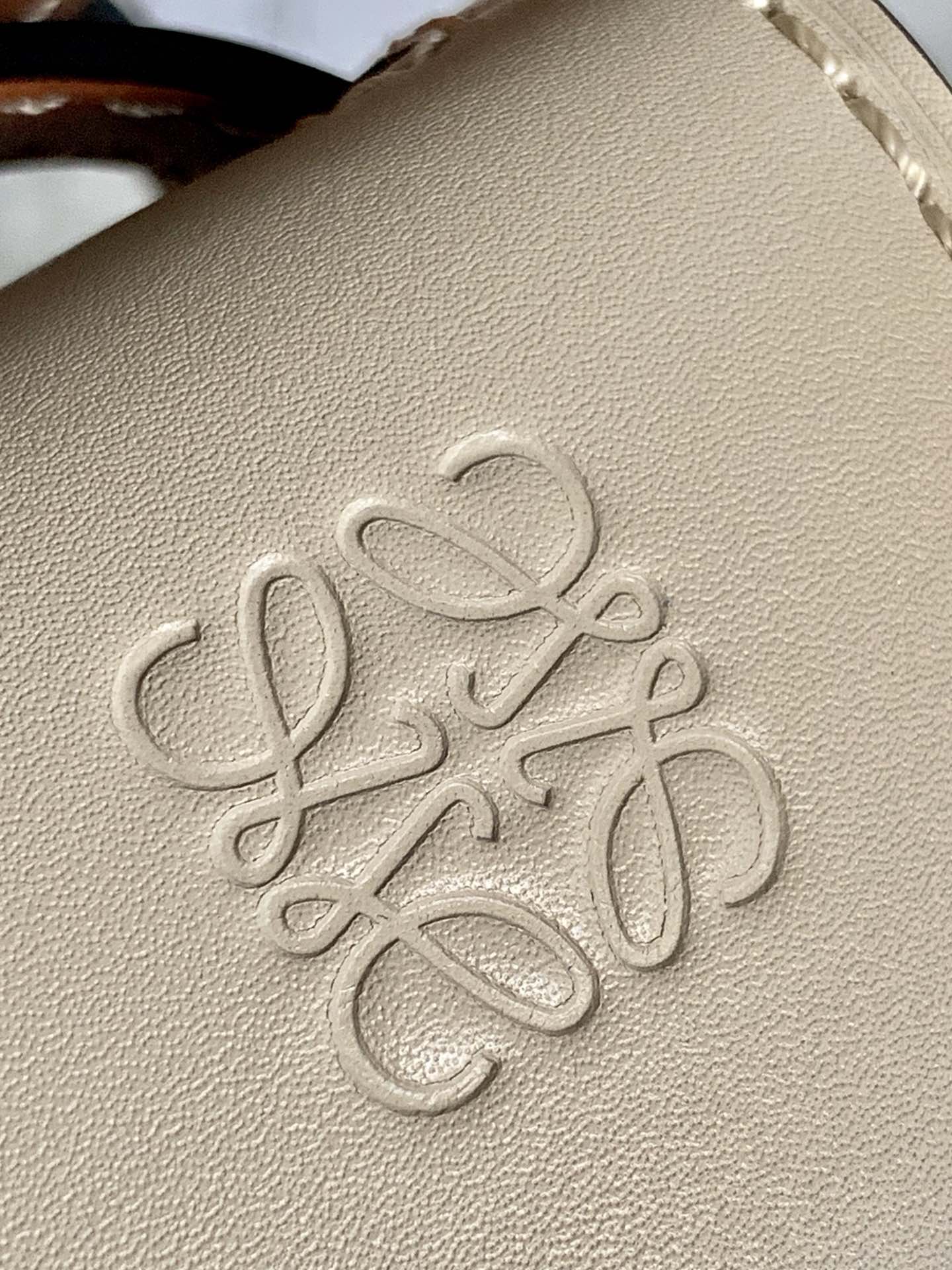 Loewe-gate-small-20x19x11-5-cm-11