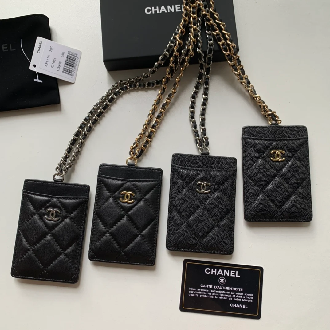 Держатель для удостоверений личности Chanel — из черной овечьей кожи с золотой пряжкой.