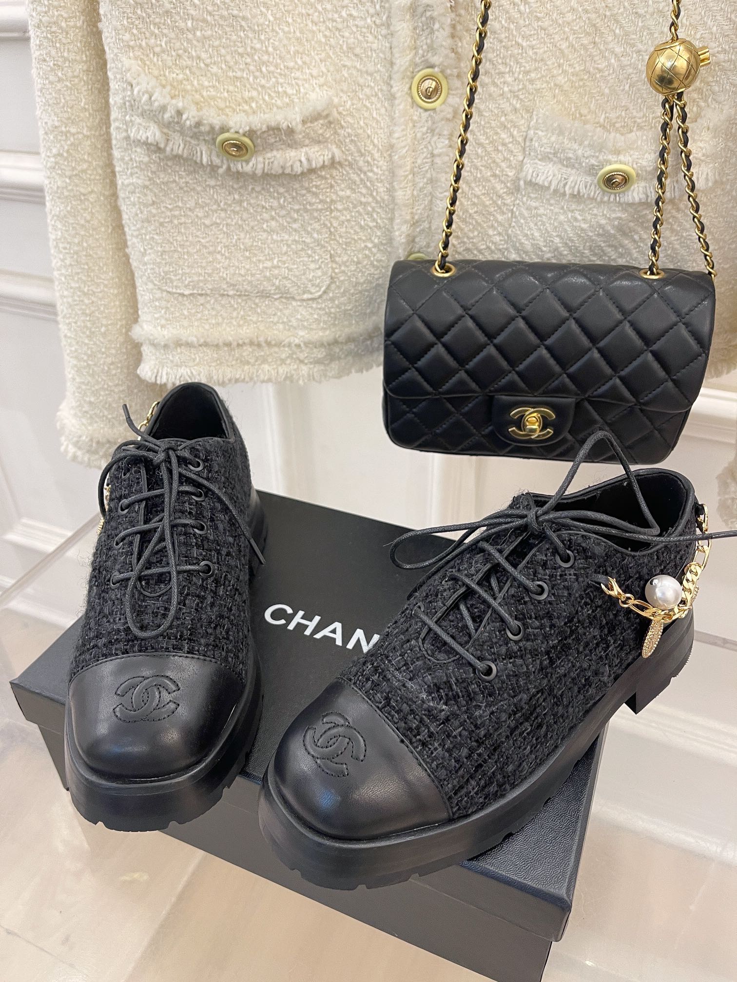 Новинка сезона осень/зима 2023 от Chanel - Лоферы с цепочкой - Черные