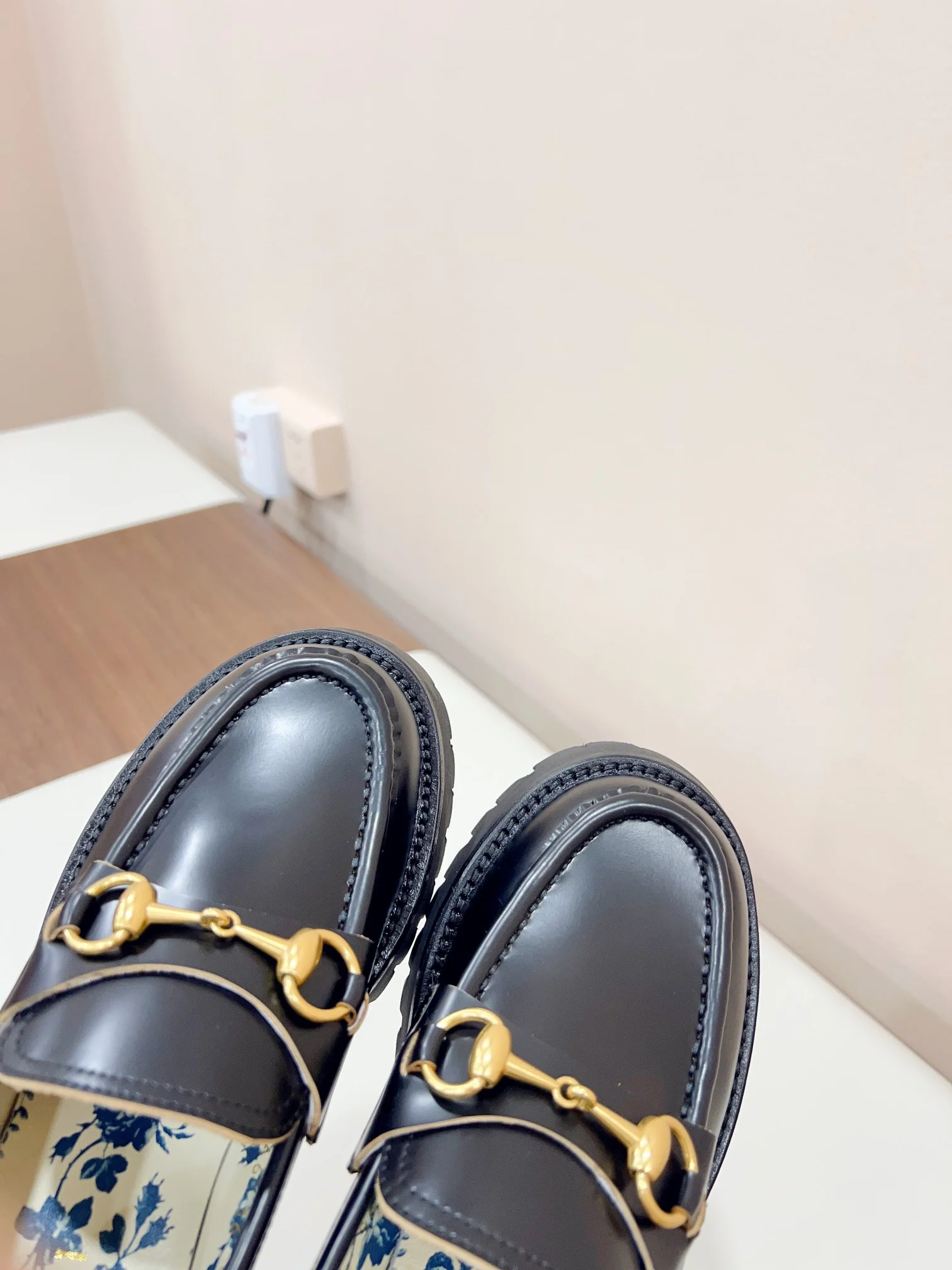 Лоферы Gucci из коллекции Осень/Зима 2023 — матовый черный