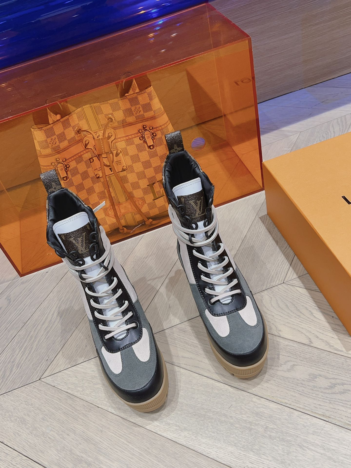 Классические ботинки Dr. Martens на высоком каблуке от LV — белые, с монограммой.