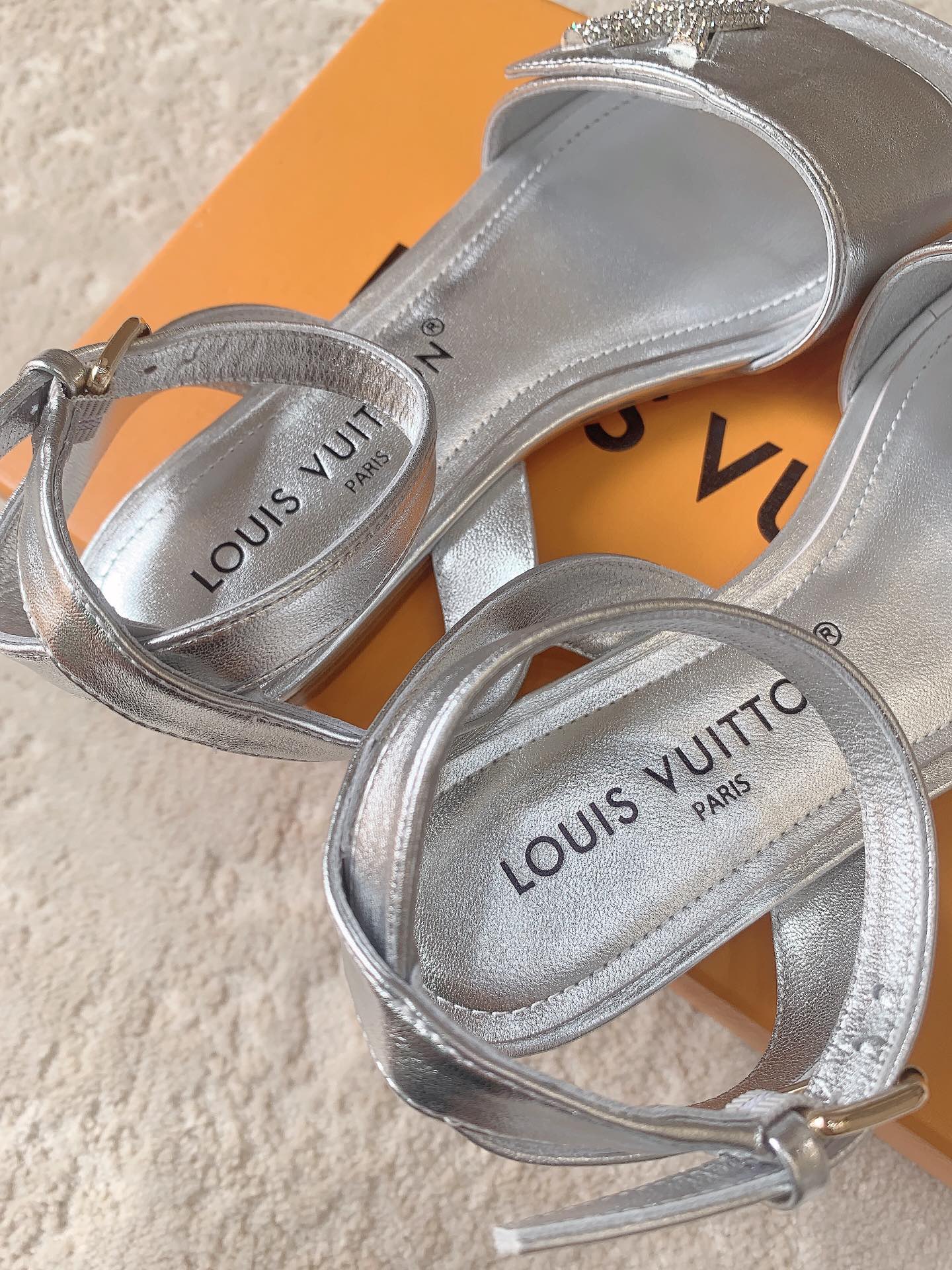 Новинка сезона весна/лето 2023 от LV - Сандалии на плоской подошве - Серебристые