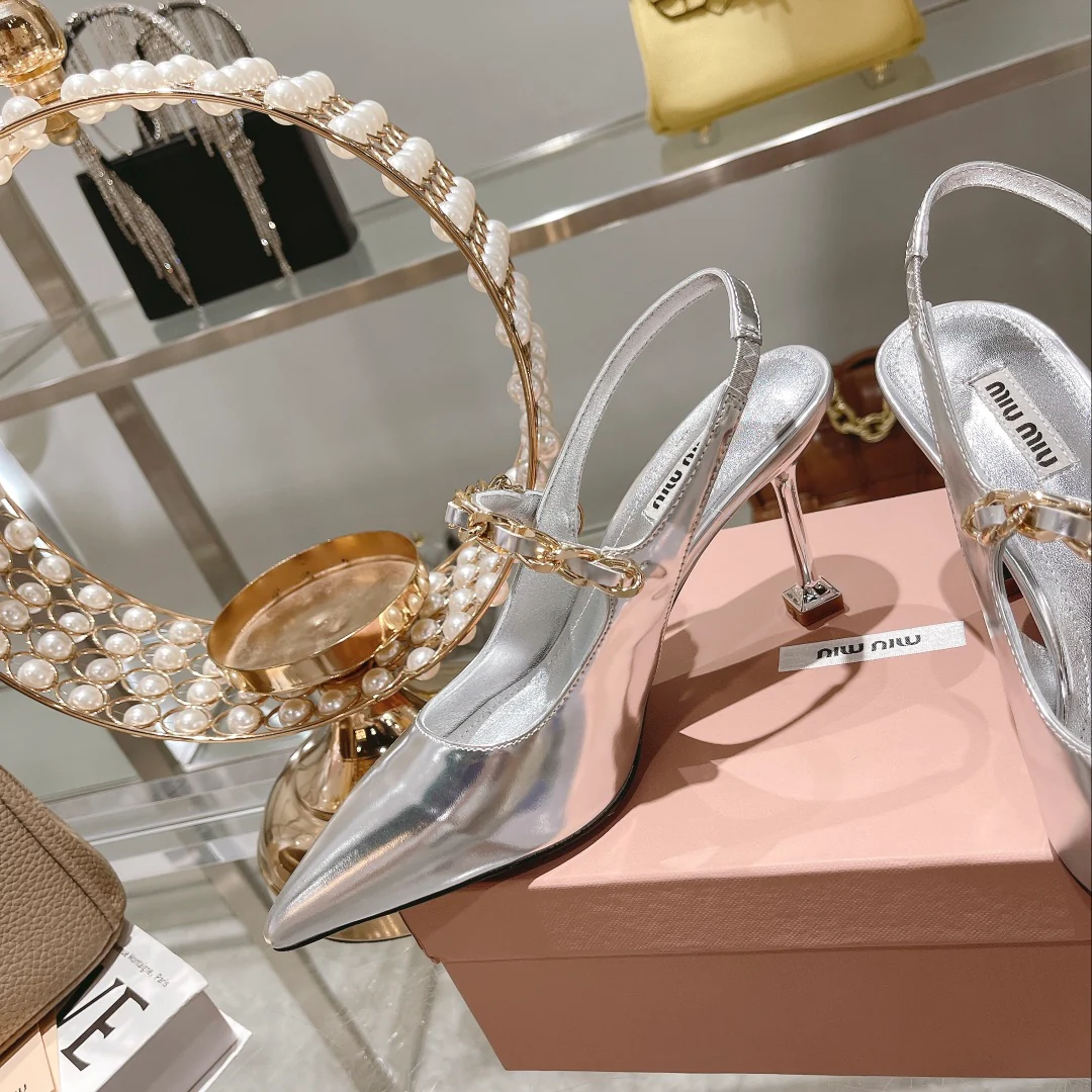 Новинка осенне-зимней коллекции Miu Miu 2022 — туфли на высоком каблуке с острым носком и вырезом на пятке — серебристые.
