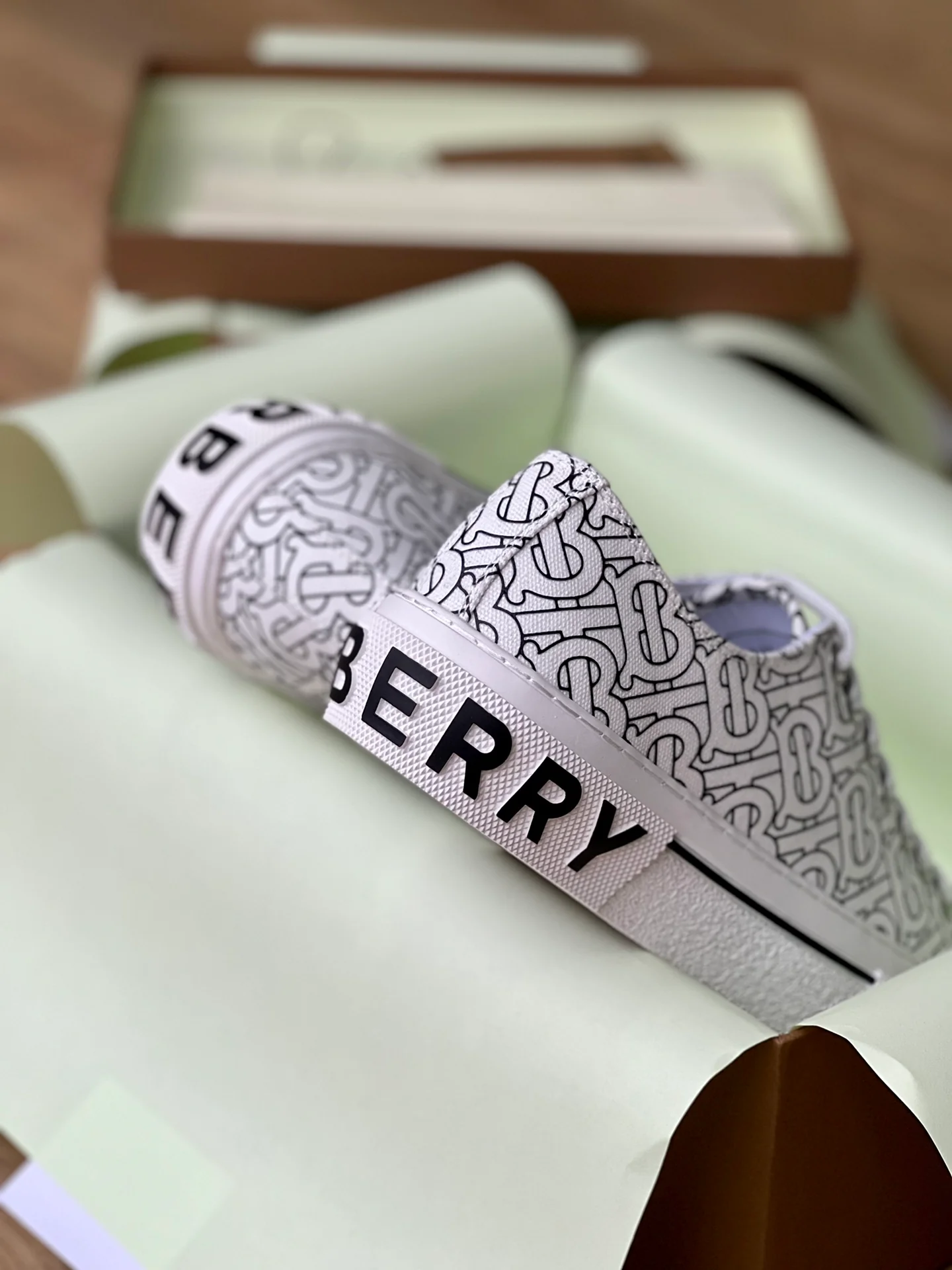 Burberry - Повседневные кроссовки - Парный стиль - Белые (доступны на Taobao)