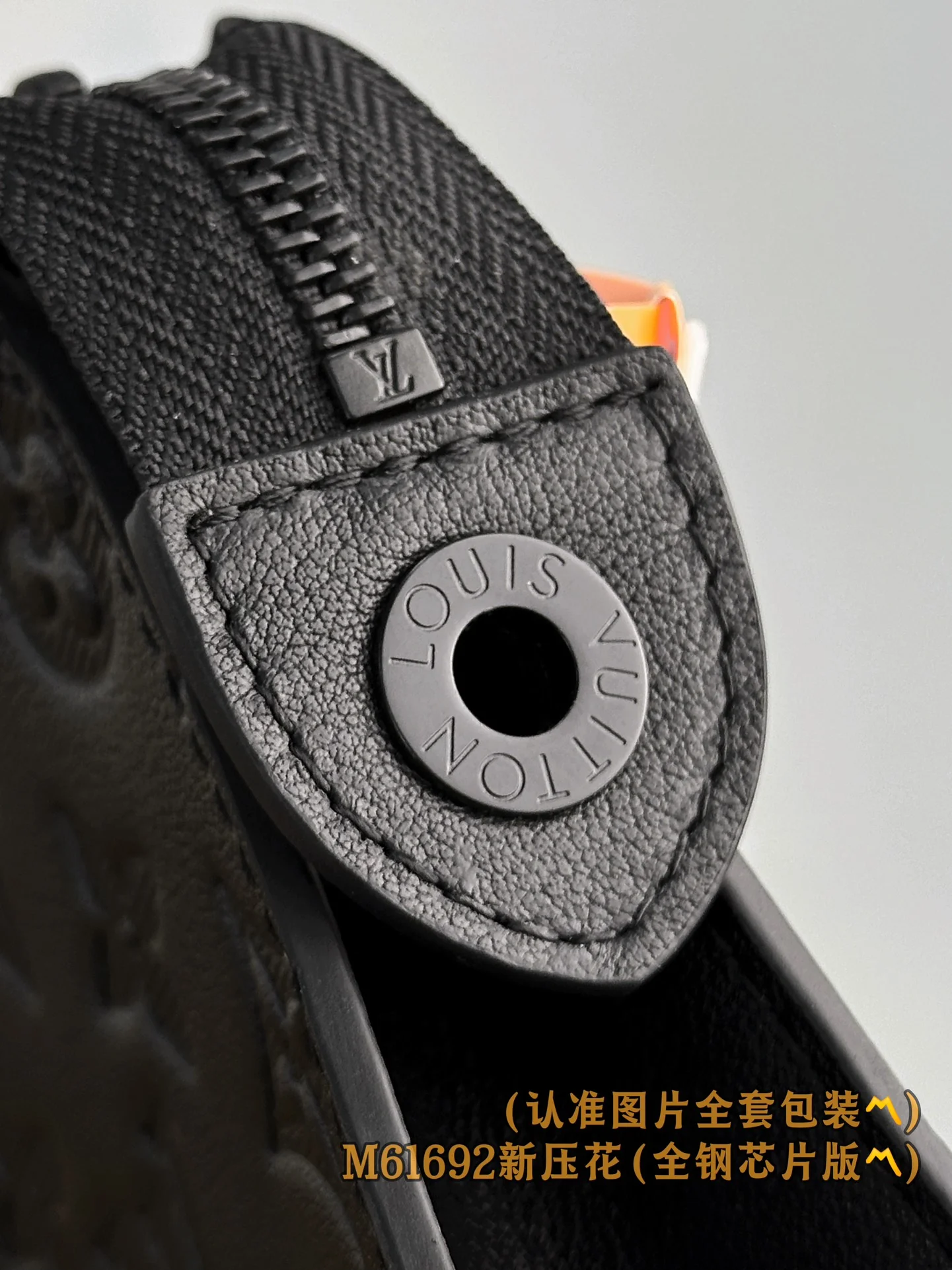 LV-m61692-pochette-to-go средняя сумка-черная-новый с тисненым рисунком