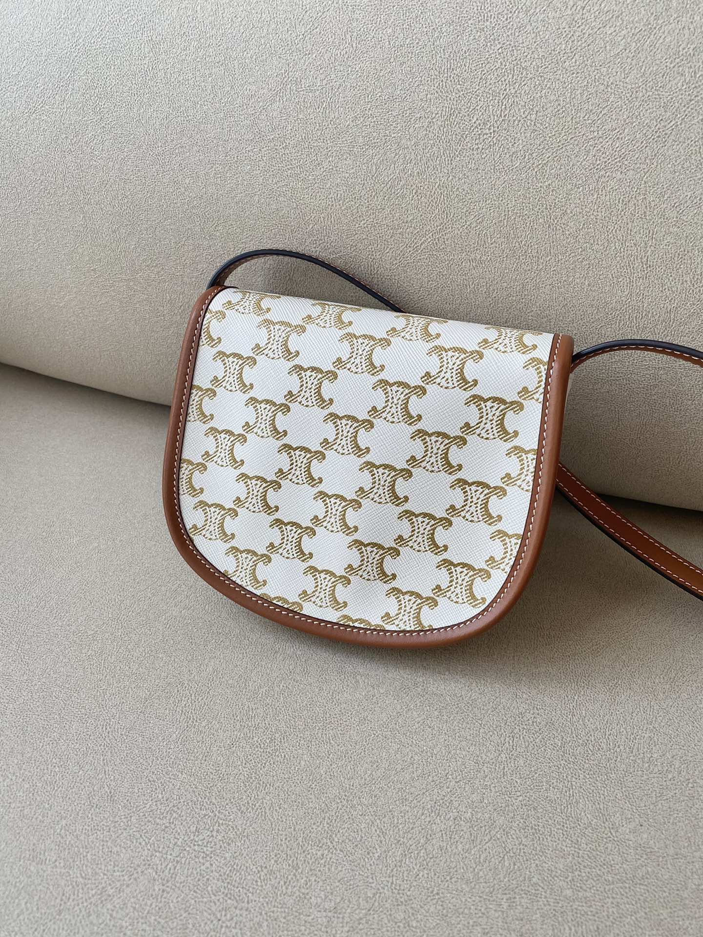 Мини-сумочка Celine Besace из кожи вагю с логотипом, белая, с монограммой.