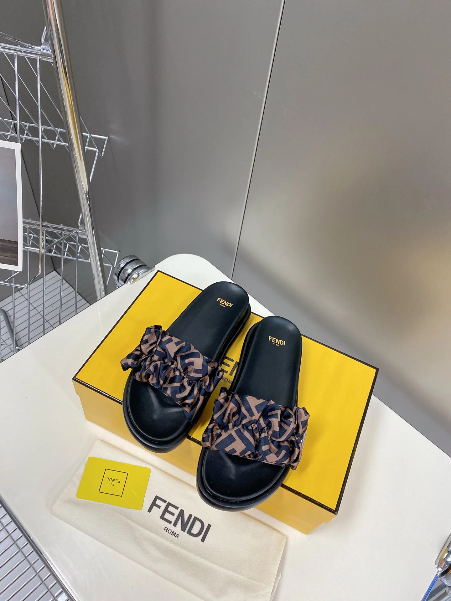 Тапочки Fendi с леопардовым принтом