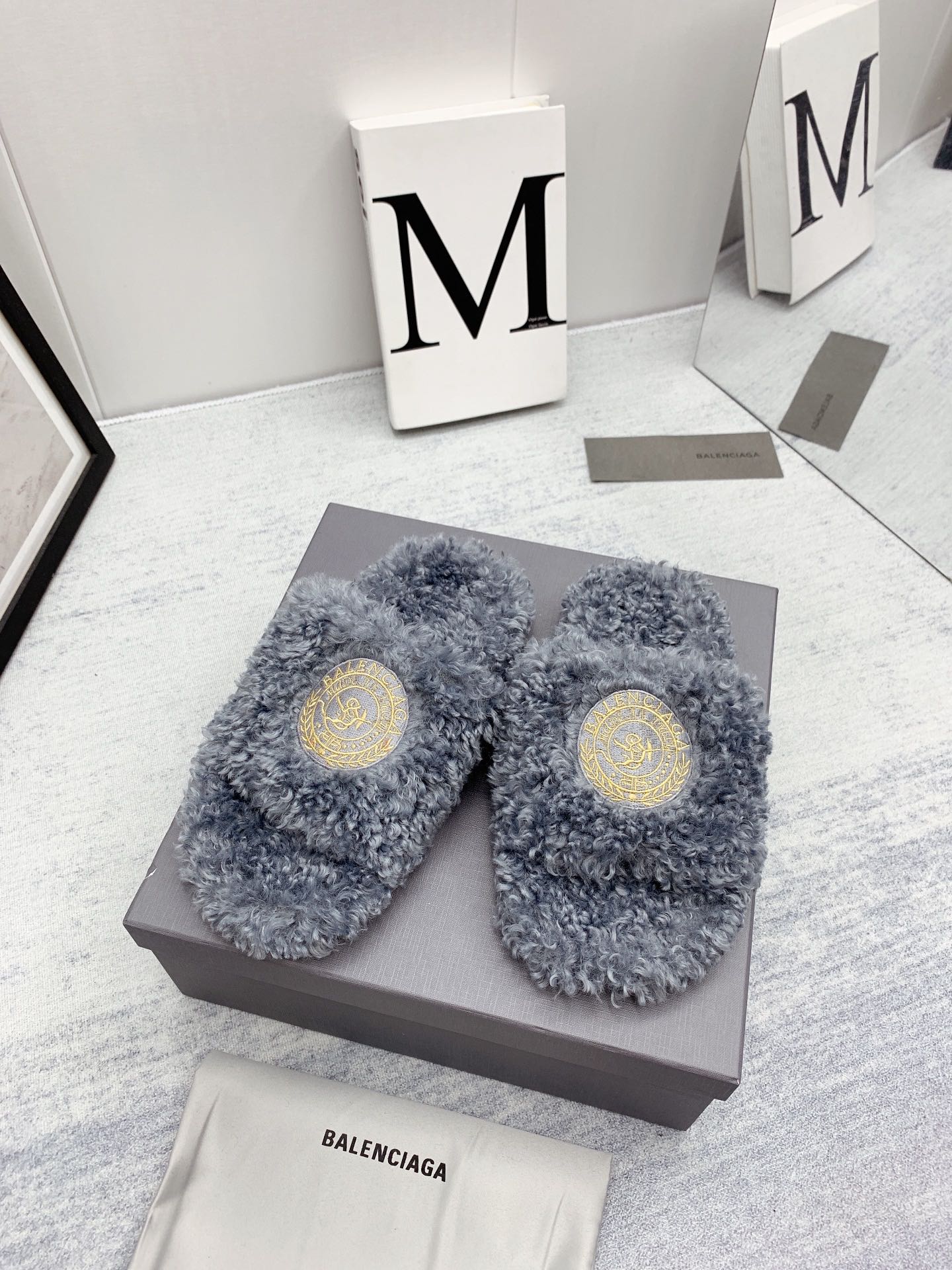 Новинка весны/лета от Balenciaga: вышитые тапочки из кудрявого меха - размеры 35-39