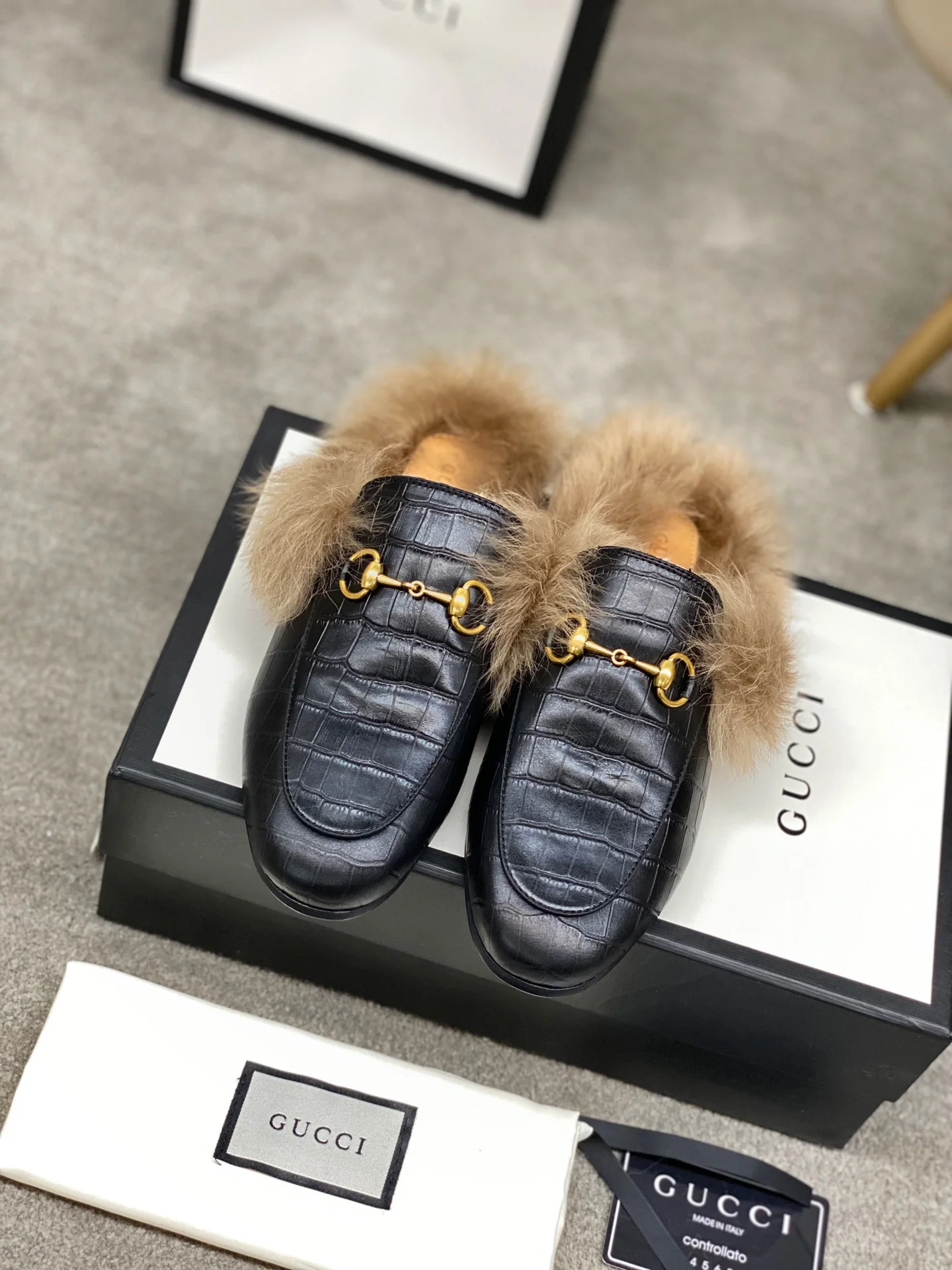 Бутик Gucci 2020 — Последние модели с подиума — Меховые тапочки — Черный с текстурой камня
