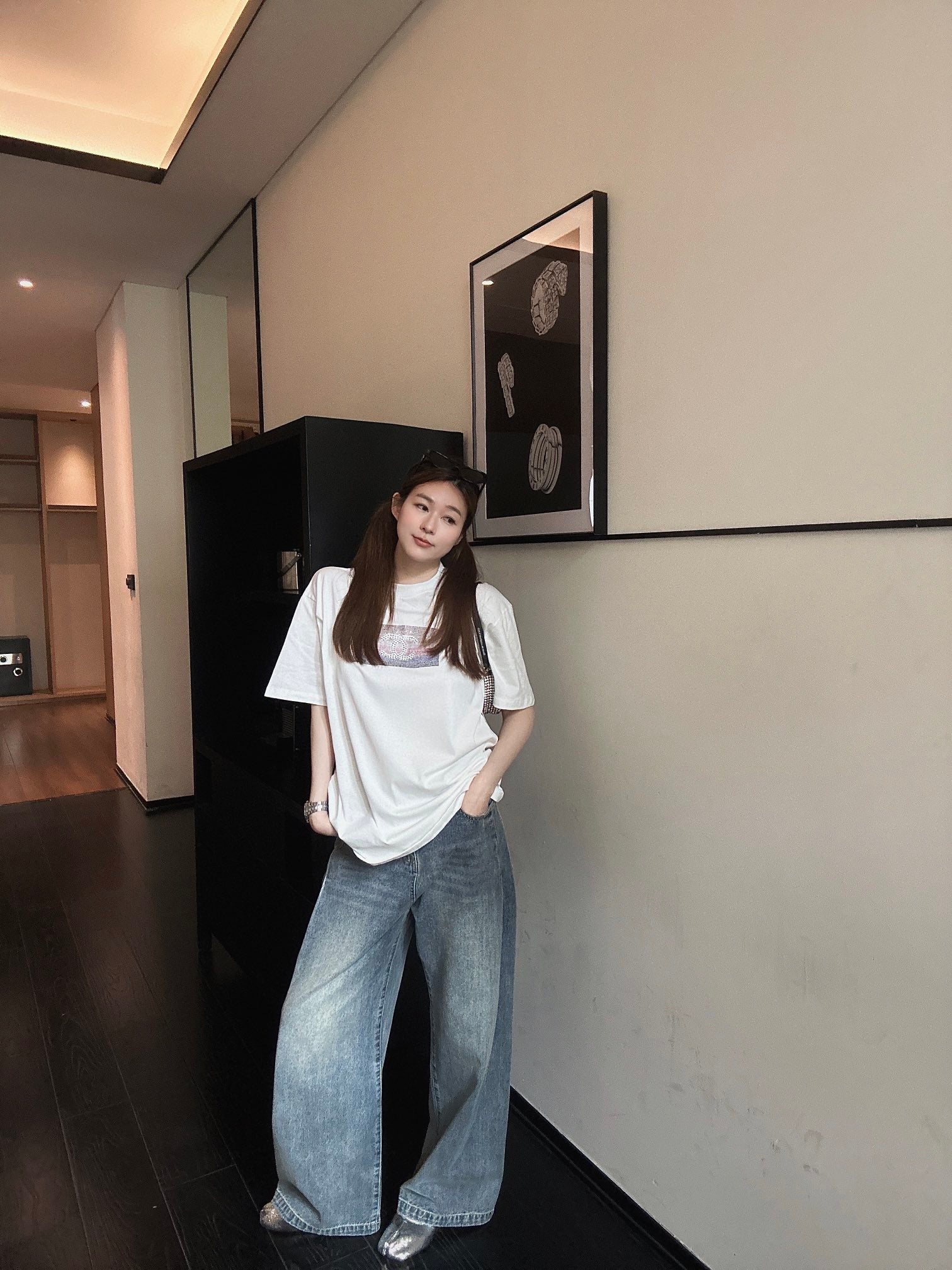 Chanel 2403 - Цветная футболка с круглым вырезом и короткими рукавами, украшенная стразами.