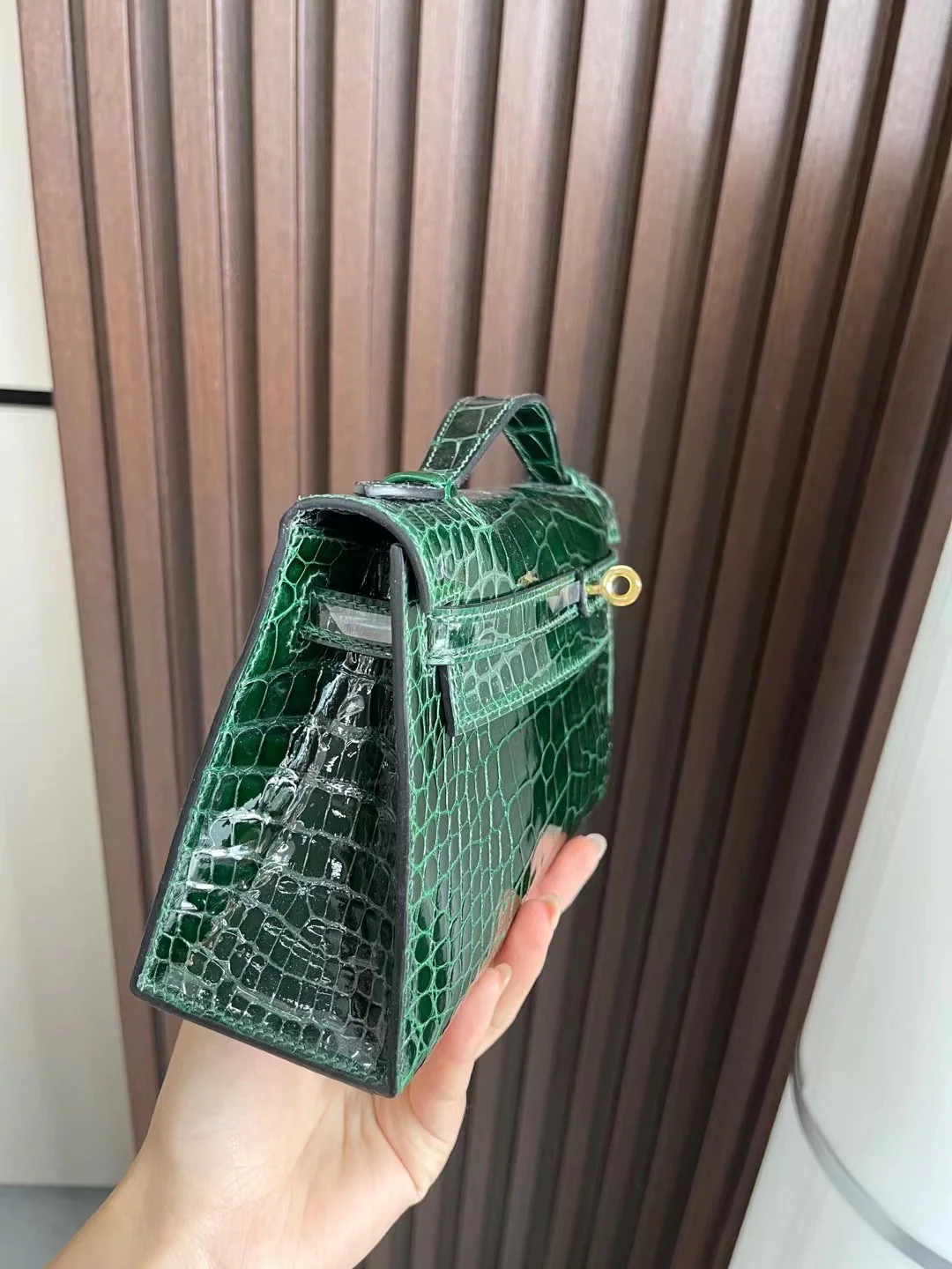 Миниатюрная сумка Hermes Kelly 1-го поколения из кожи аллигатора с изумрудно-золотой фурнитурой.