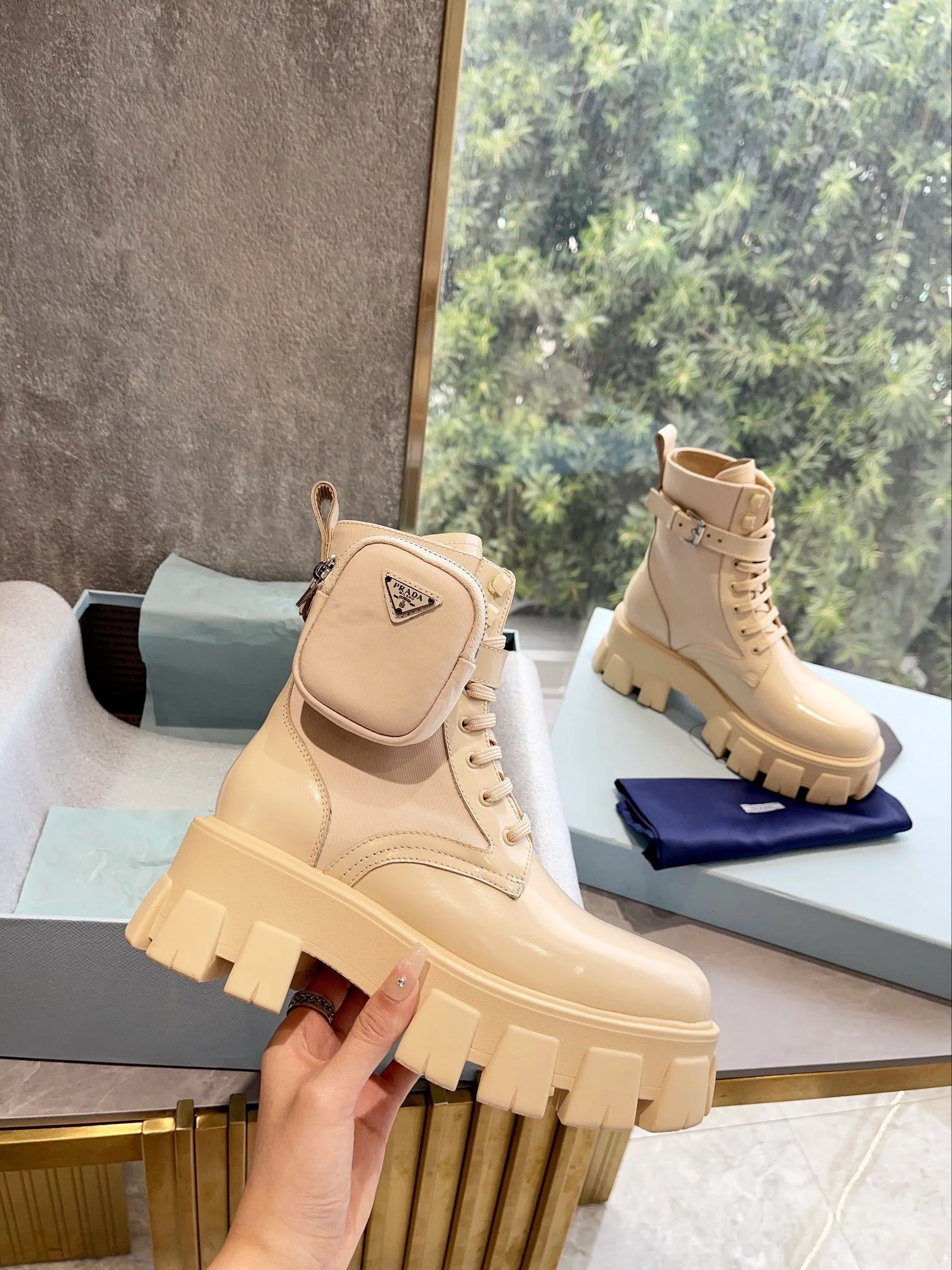 Новинка сезона осень/зима 2022 от Prada — классические тактические ботильоны — их носят Синди Ван, Ян Ми, Лю Вэнь и многие другие знаменитости — абрикосовый цвет.