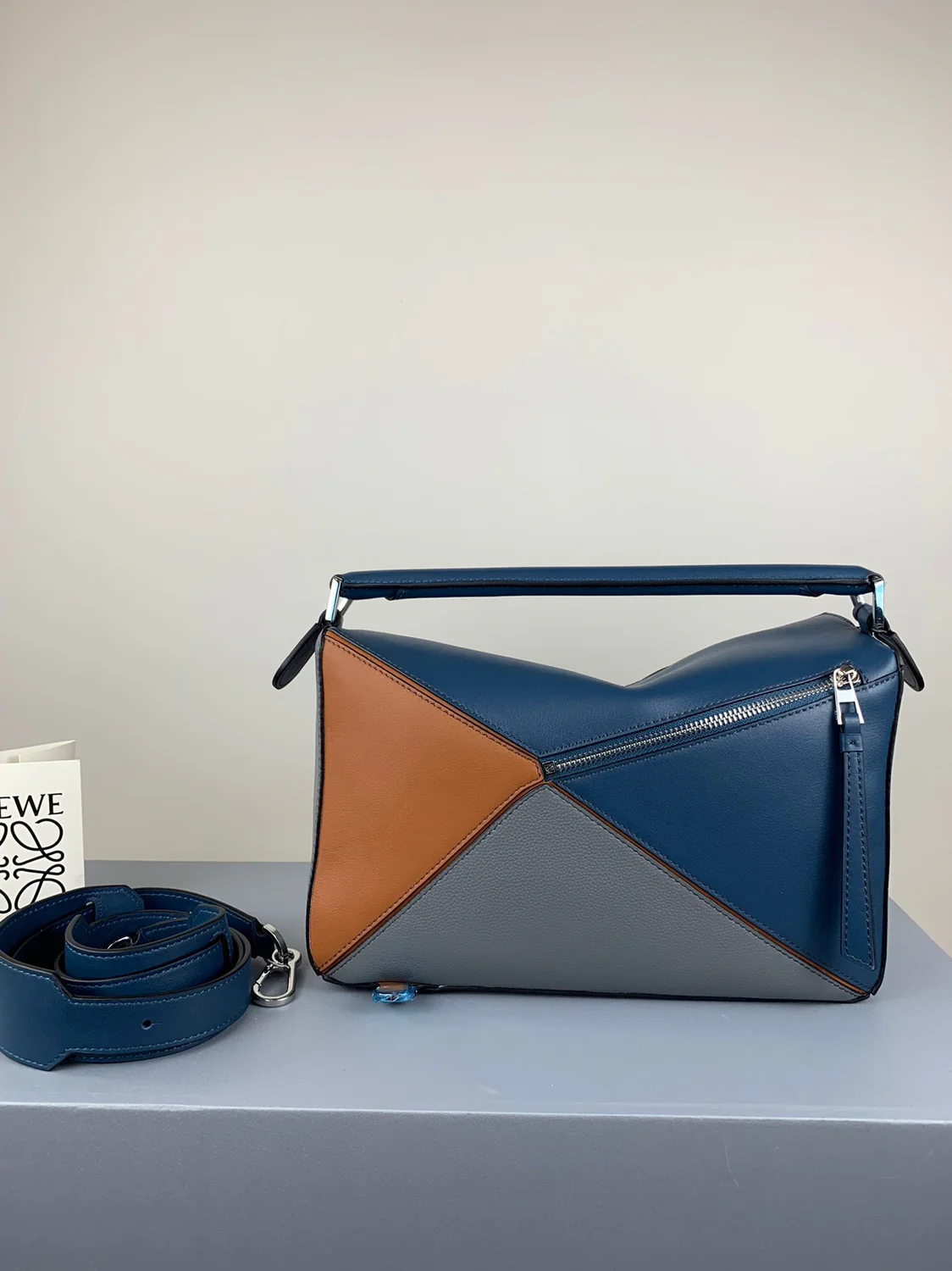 Сумка Loewe Puzzle из телячьей кожи, средний размер.