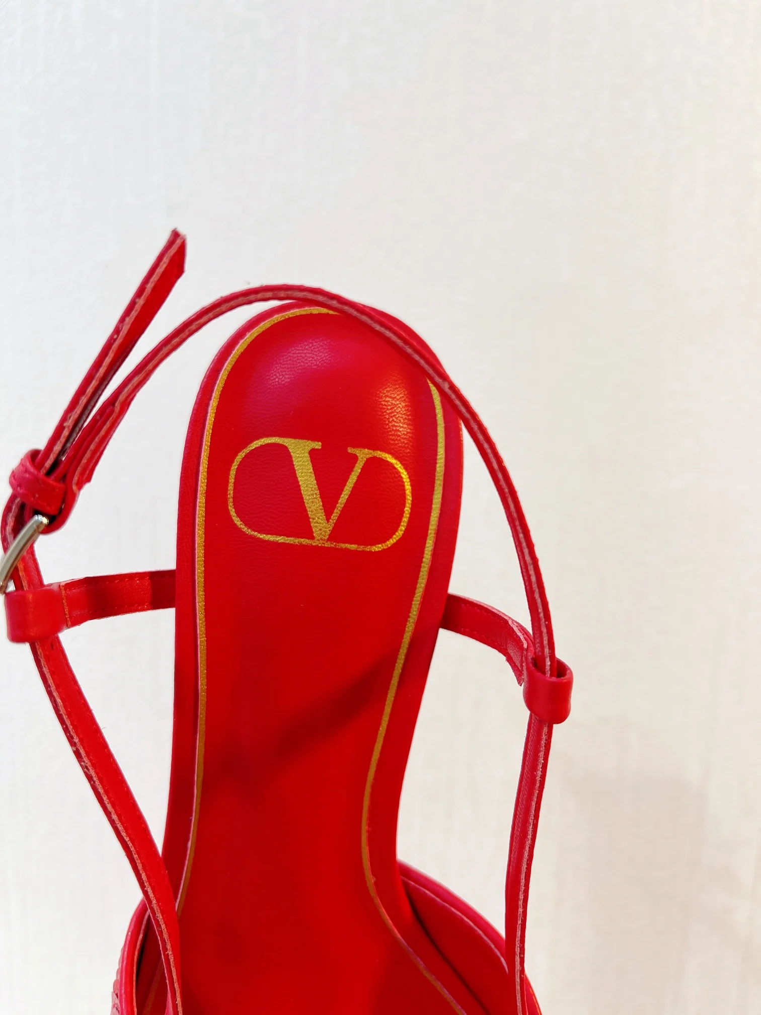 Новинка с официального сайта Valentino 2023 — глянцевые босоножки на низком каблуке с острым носком — 4 см — красные