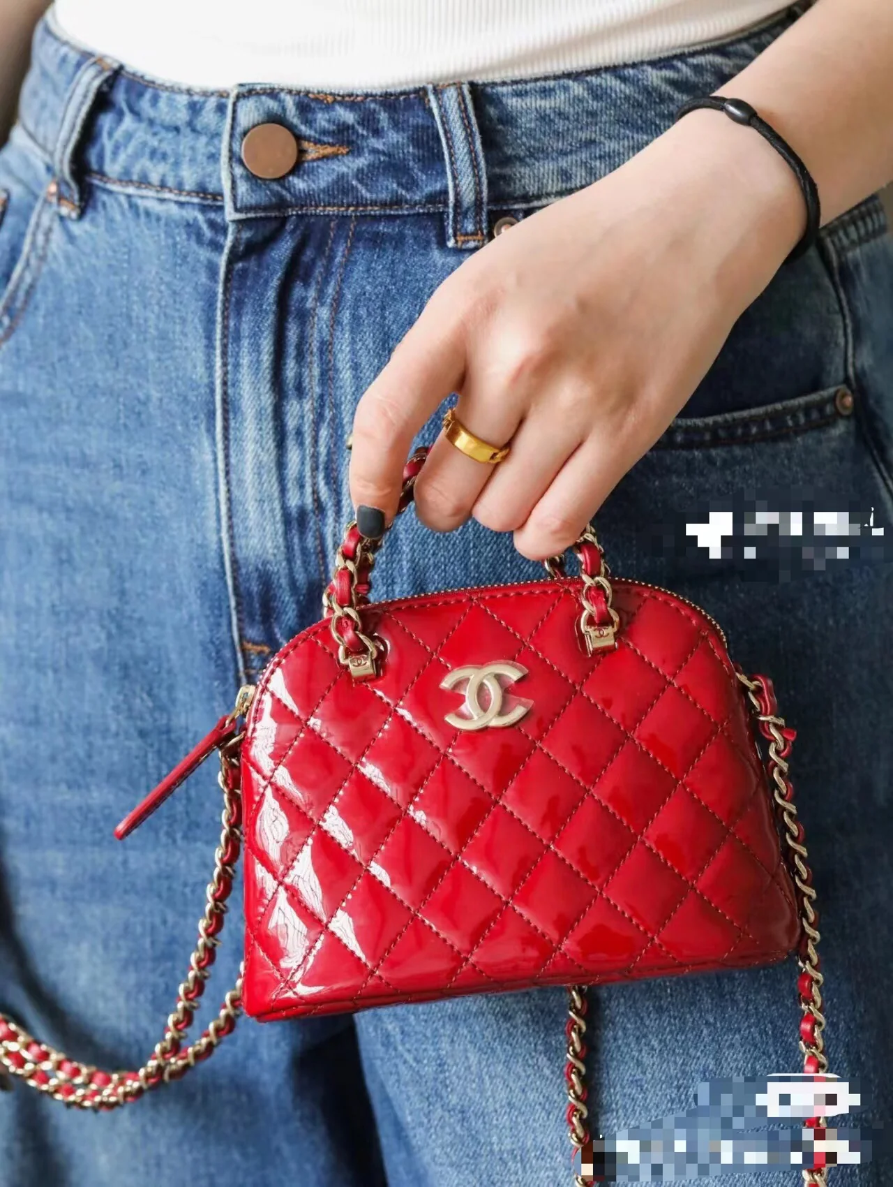 Новинка сезона весна/лето 2023 от Chanel - сумка Shell из лакированной кожи - красная.