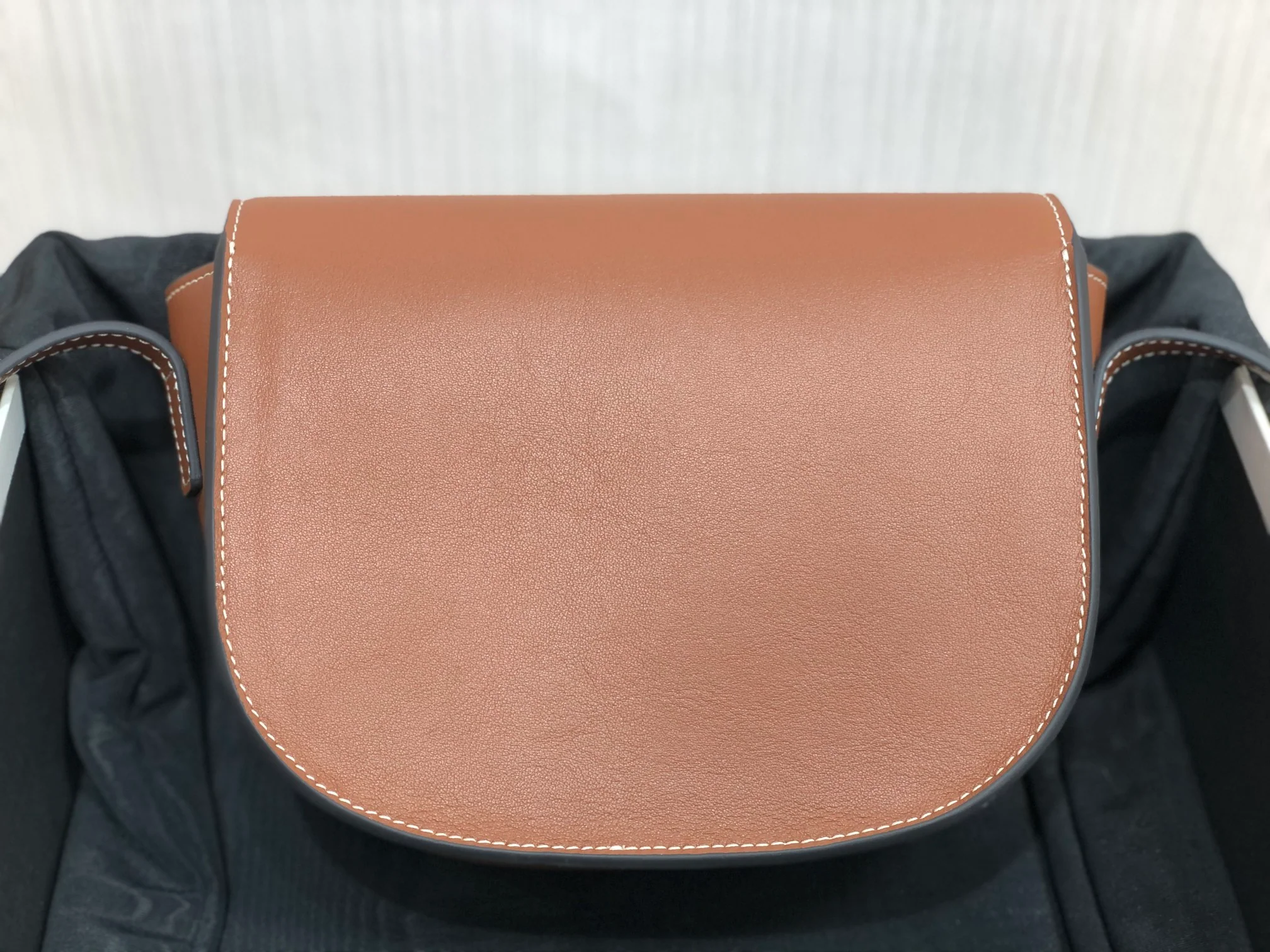 Сумочка Celine-folco-cuir-triomphe из воловьей кожи с заклепками