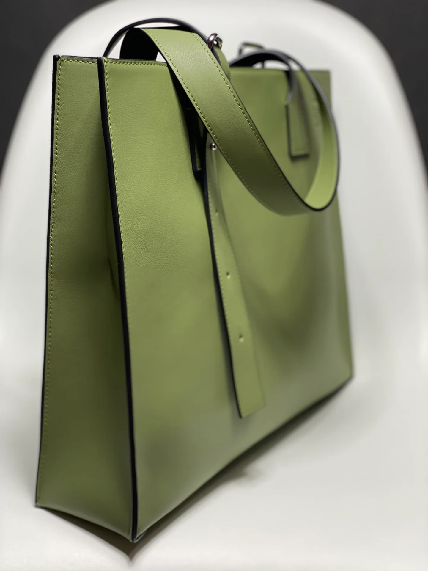 Сумка-тоут с горизонтальной пряжкой Loewe