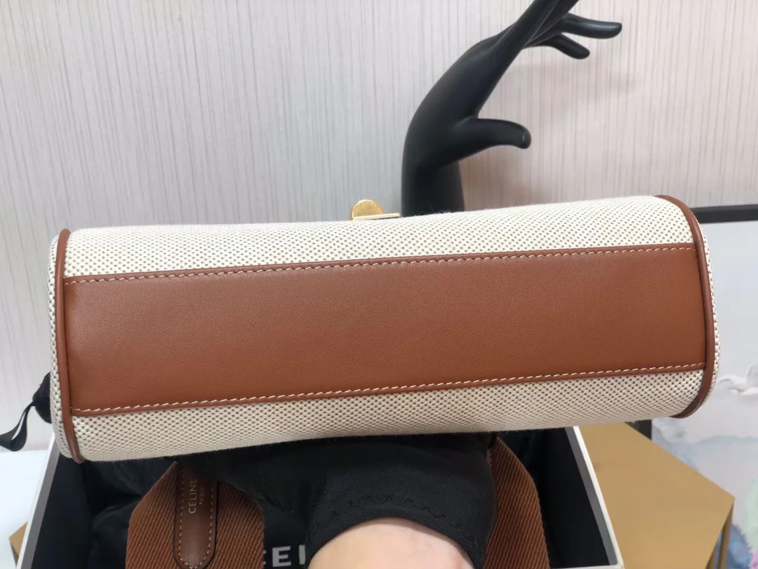 Сумка Celine Soft 16 Medium из гладкой коровьей кожи и канваса