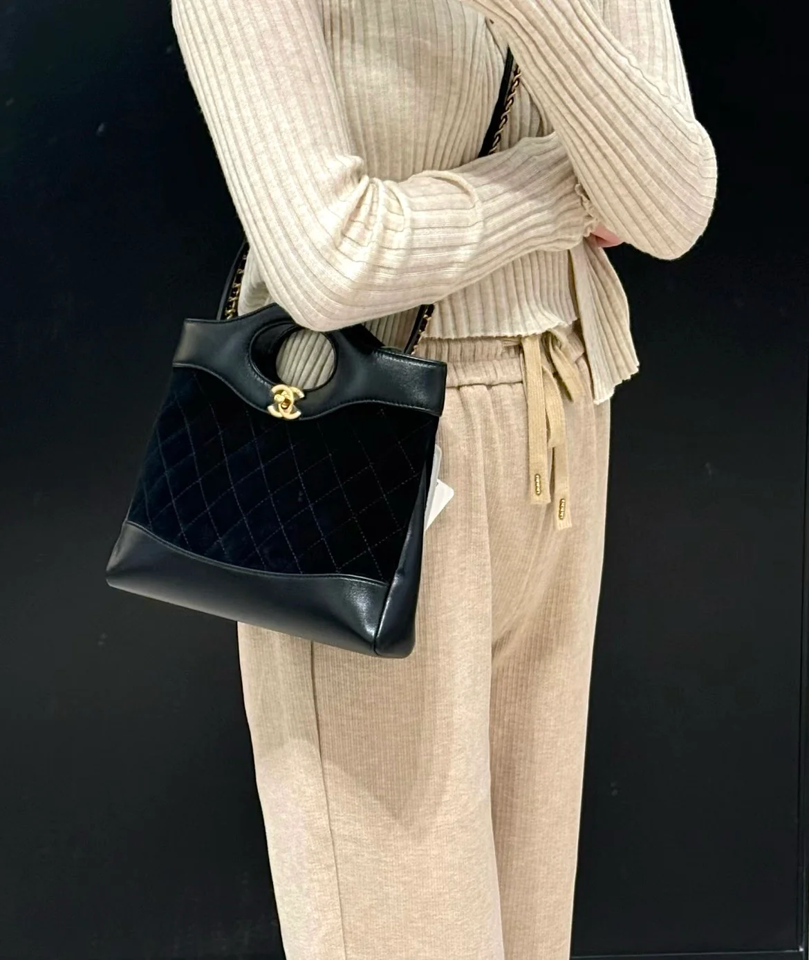 Мини-сумка Chanel 25p 31 из замши, черная