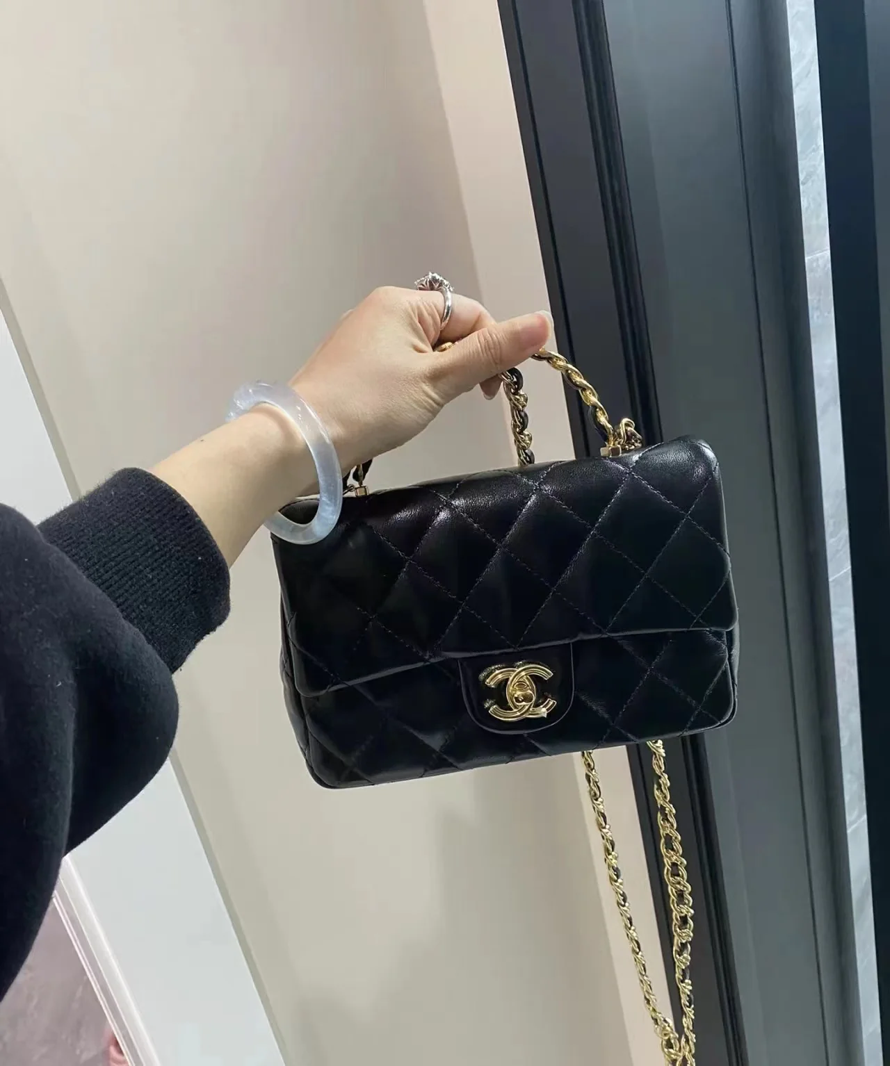 Ручка сумки Chanel 23a CF со стразами - черная